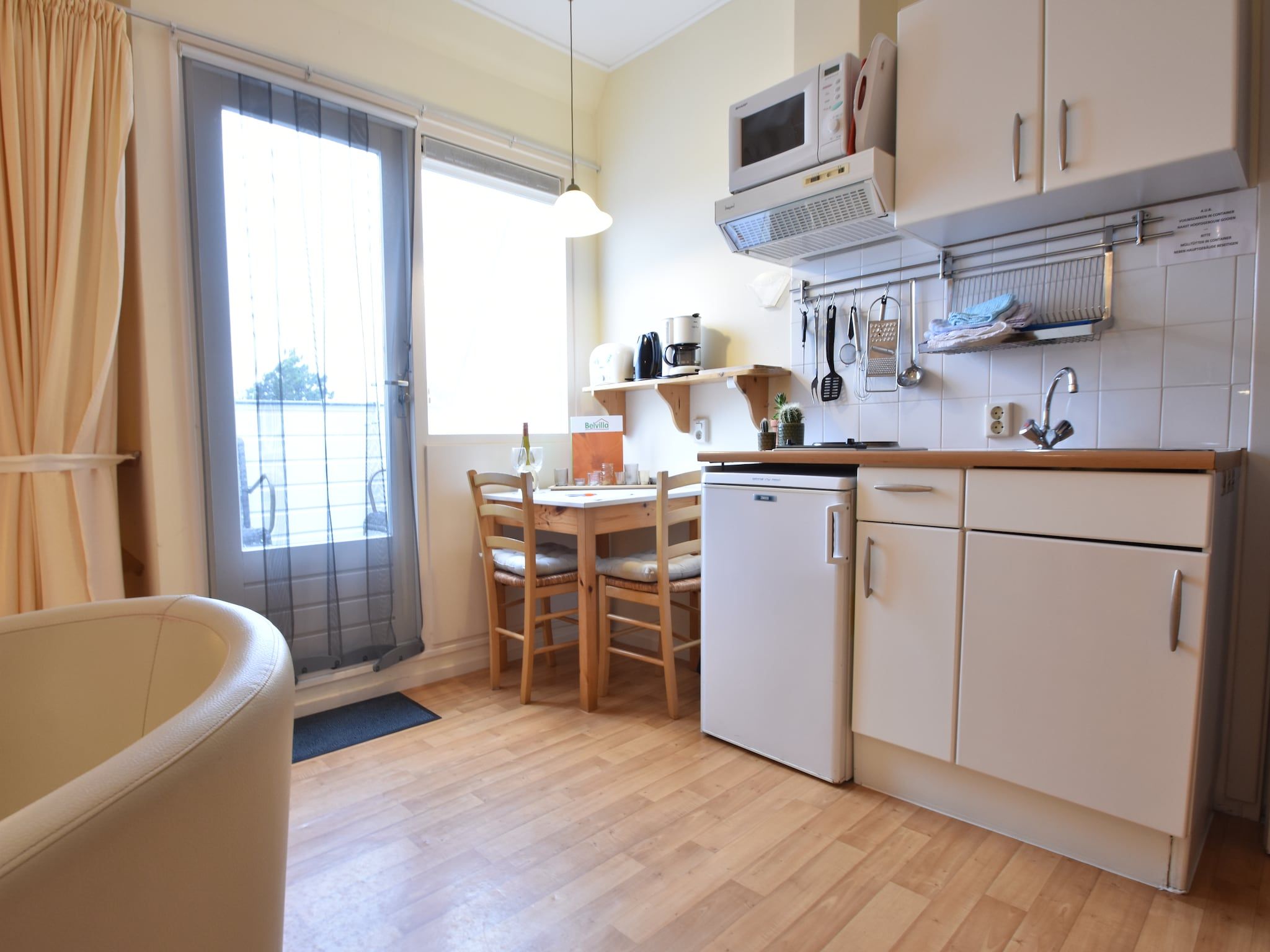 De eetkamer van Huize Glory Bergkristal in Bergen aan Zee
