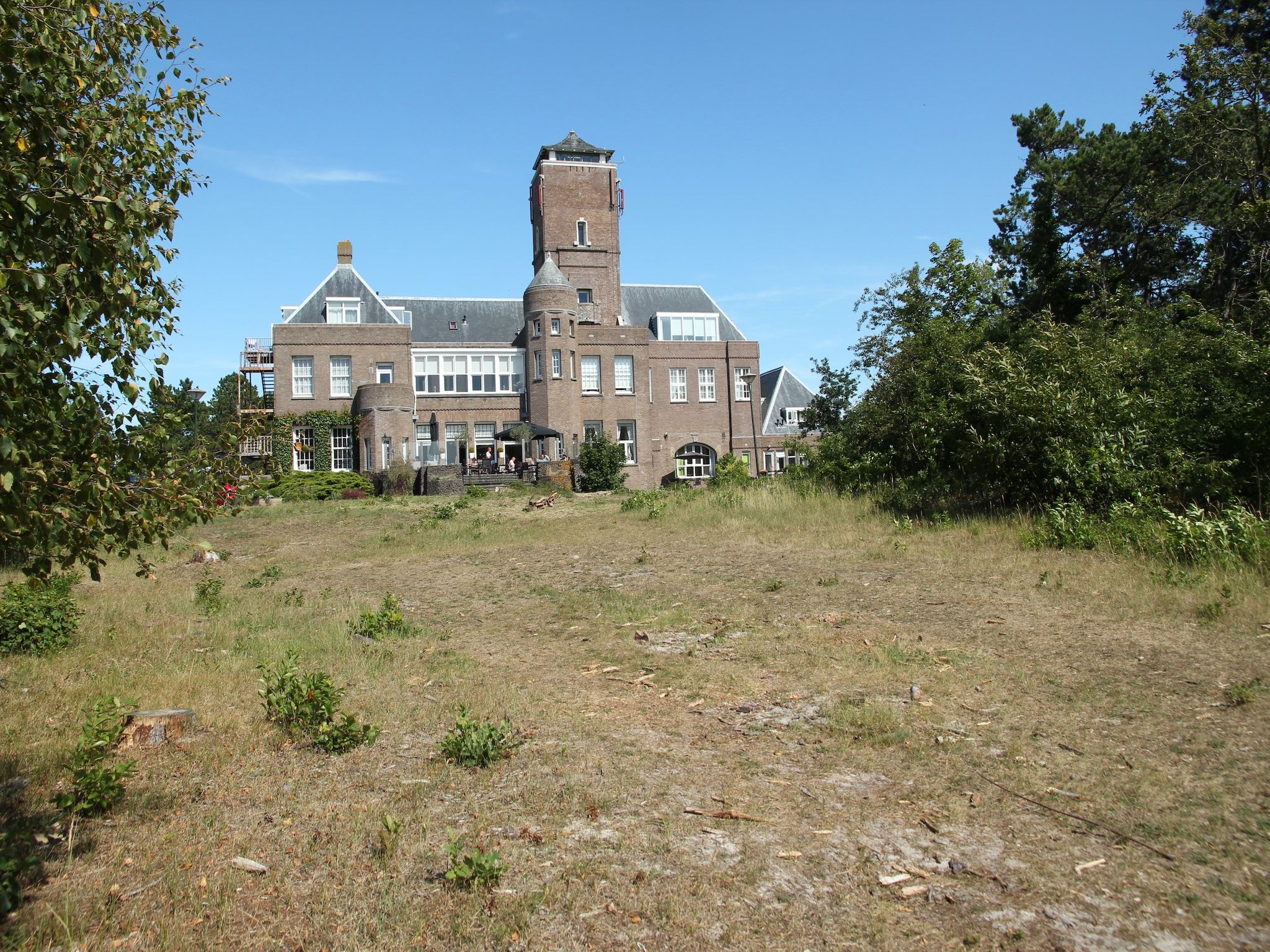 De buitenkant van Huize Glory Bergkristal in Bergen aan Zee