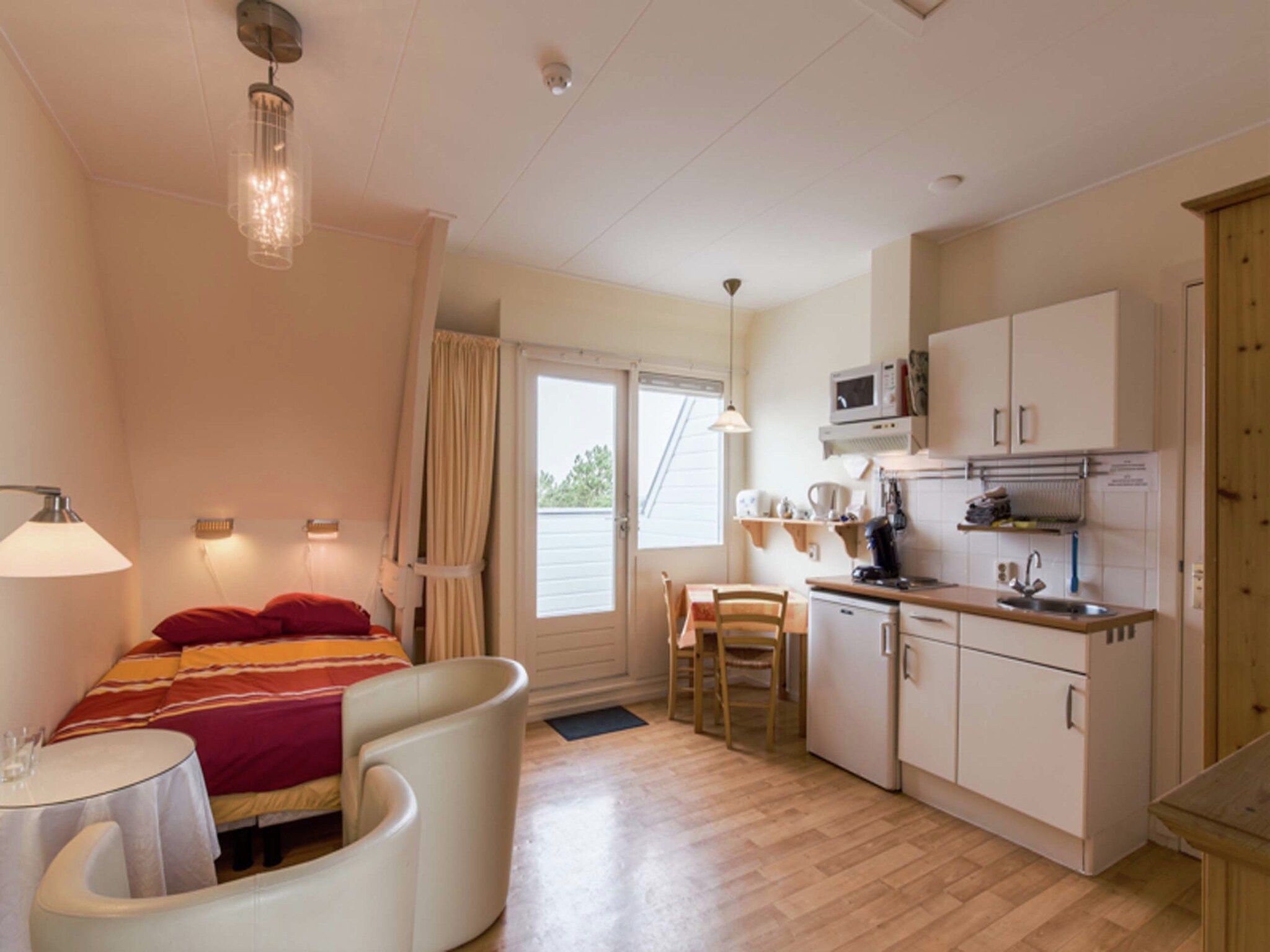 De woonkamer van Huize Glory Bergkristal in Bergen aan Zee