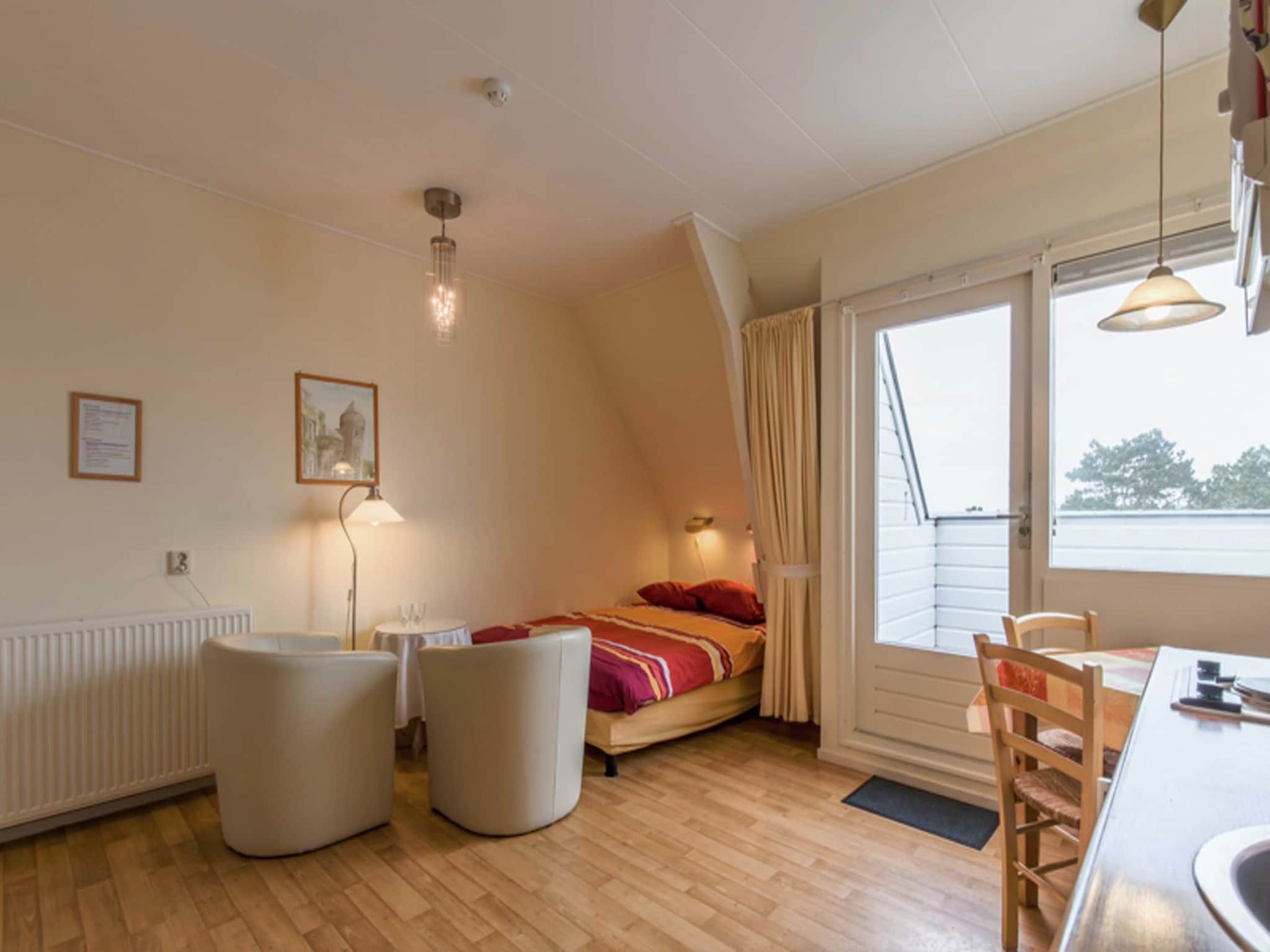 De woonkamer van Huize Glory Bergkristal in Bergen aan Zee