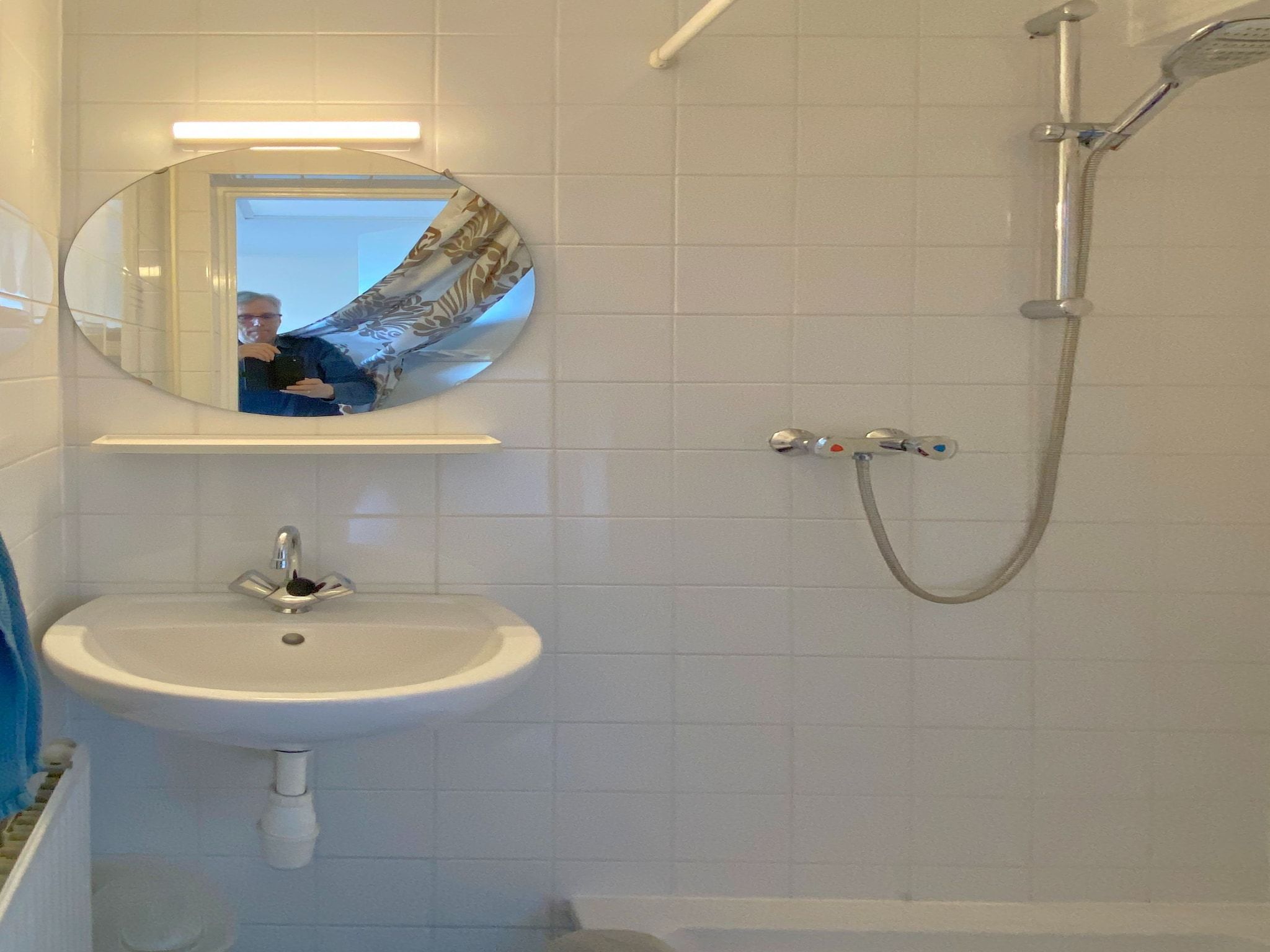 De badkamer van Huize Glory Bergkristal in Bergen aan Zee
