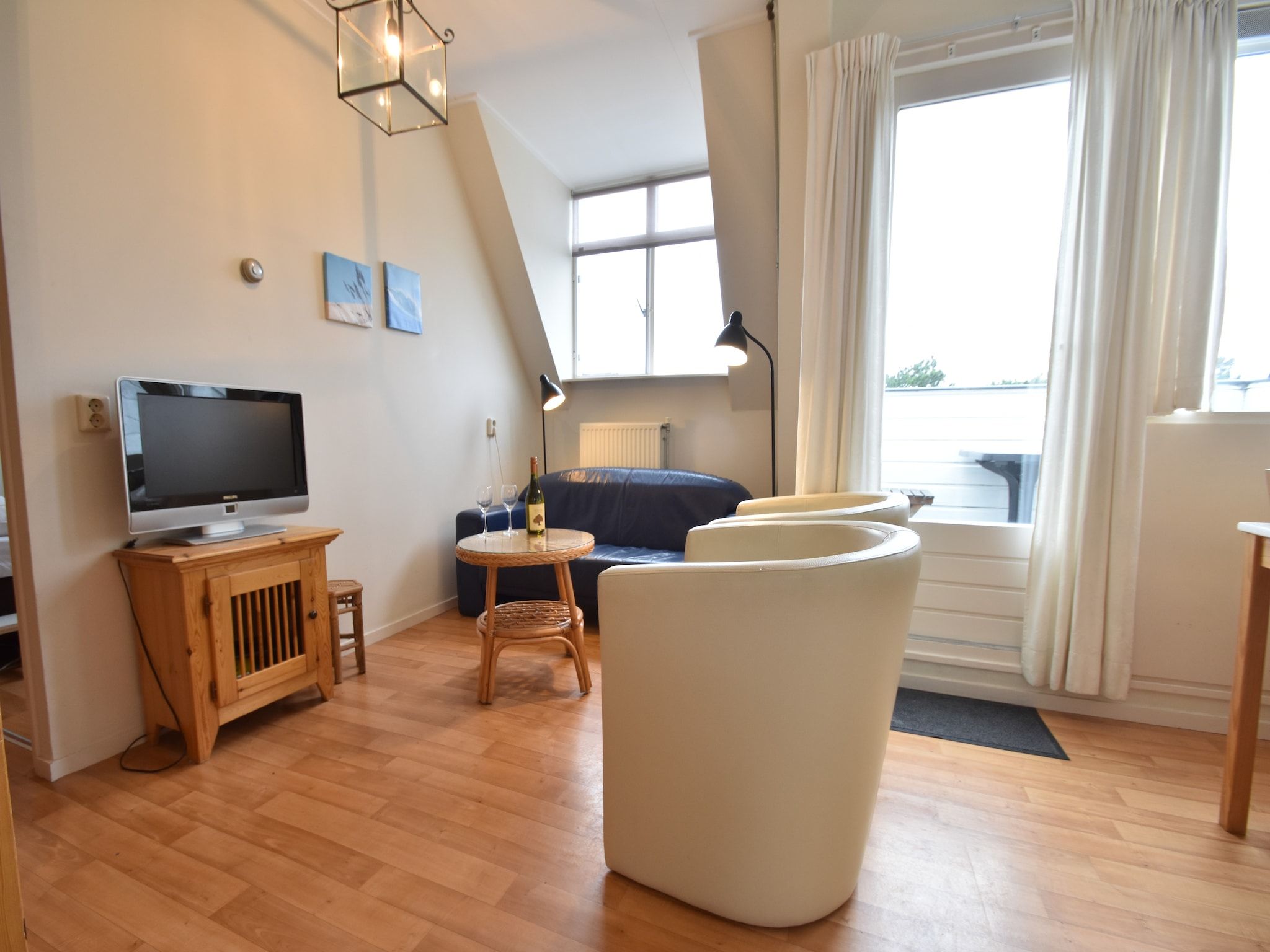 De woonkamer van Huize Glory Tijgeroog in Bergen aan Zee