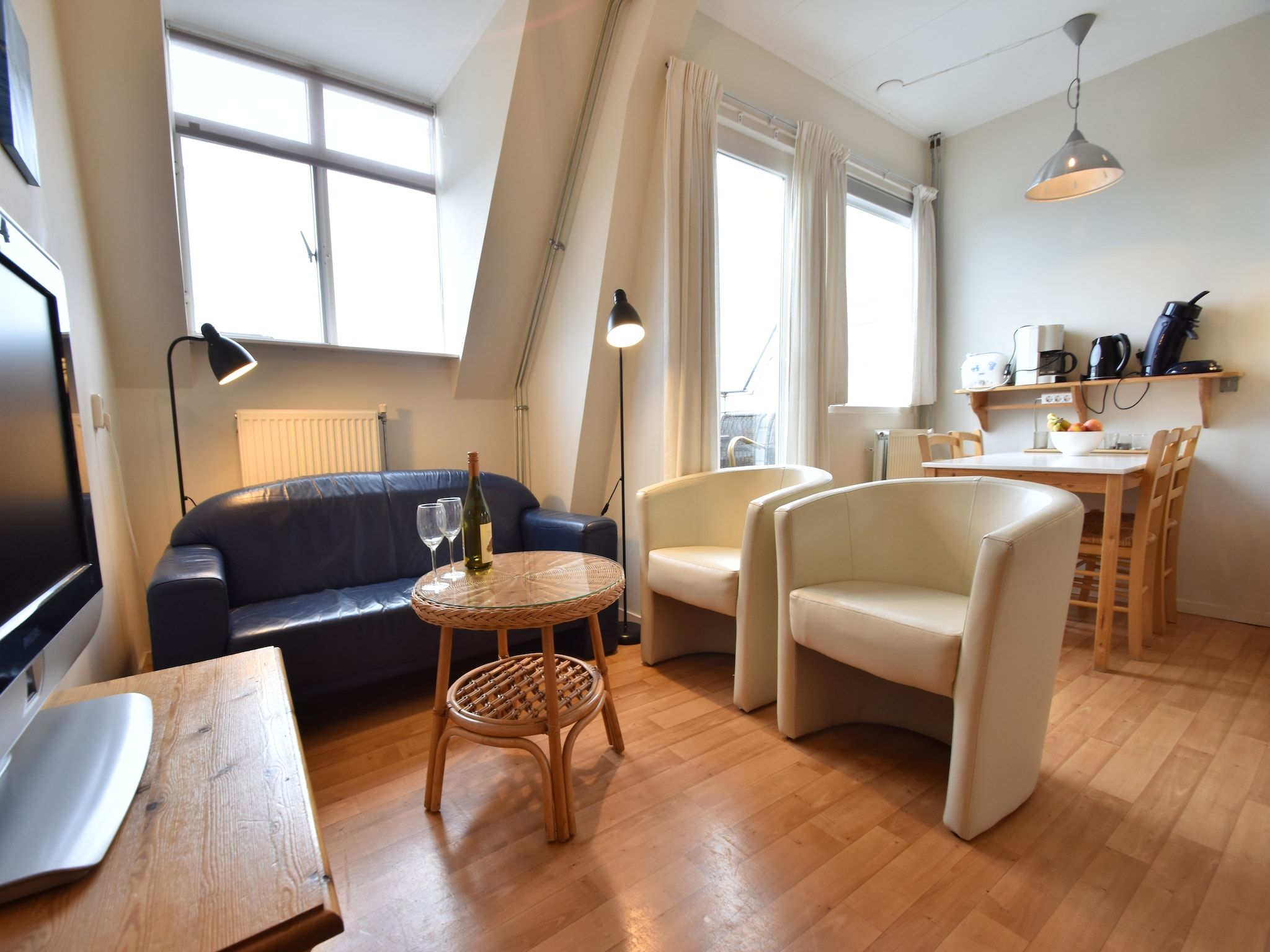 De woonkamer van Huize Glory Tijgeroog in Bergen aan Zee