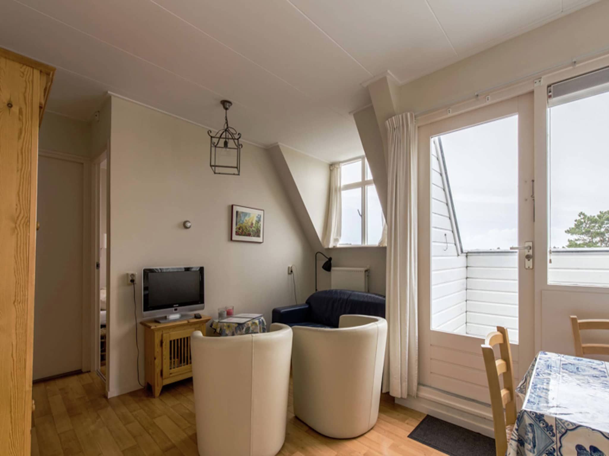 De woonkamer van Huize Glory Tijgeroog in Bergen aan Zee