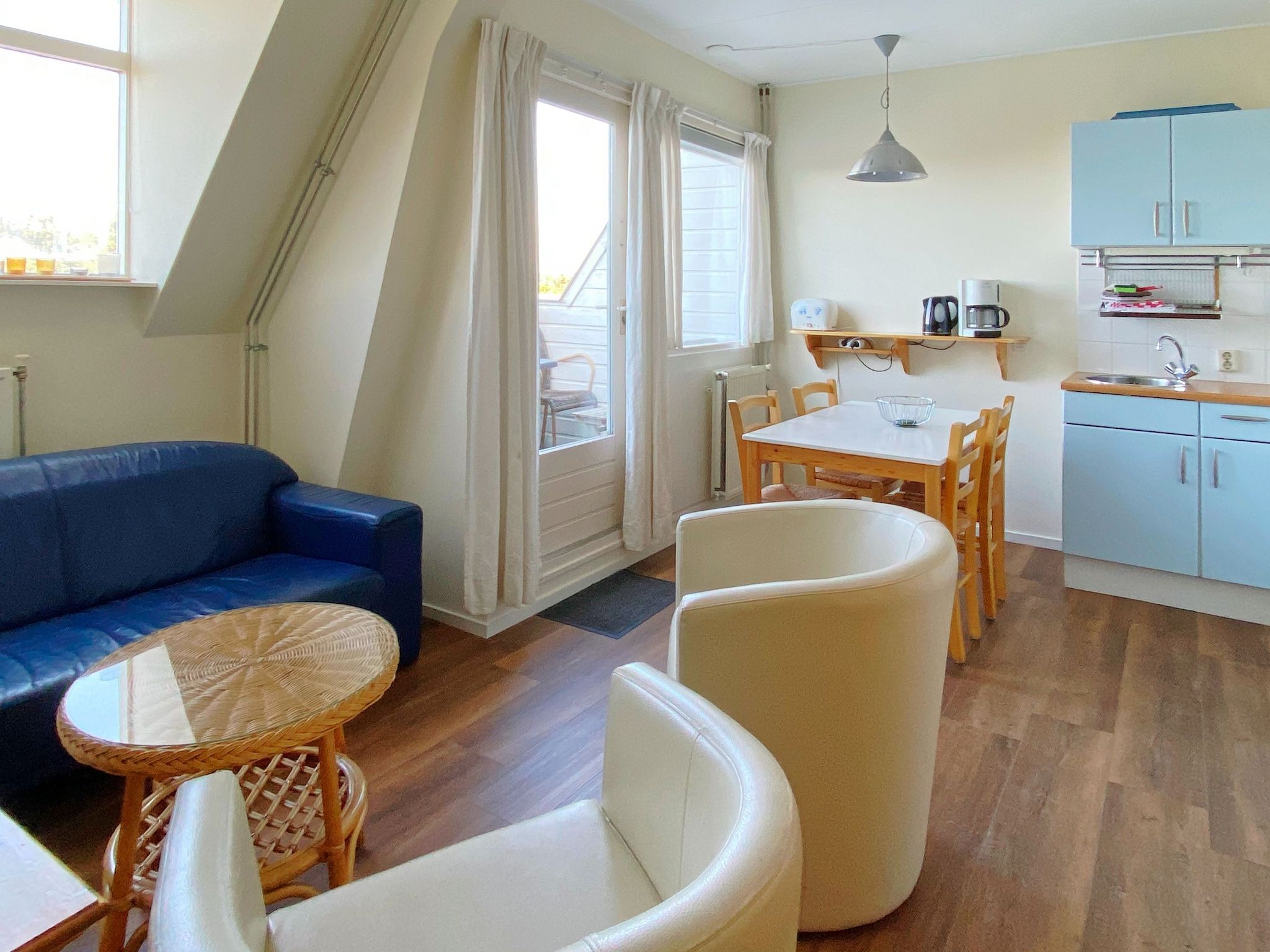 De woonkamer van Huize Glory Tijgeroog in Bergen aan Zee