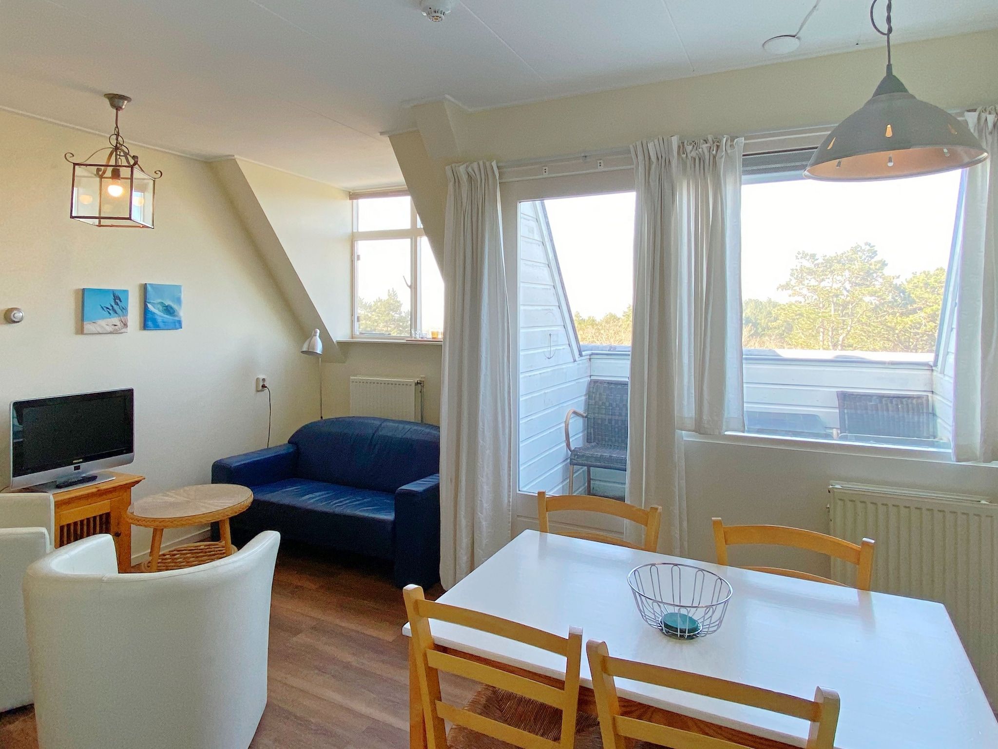 De woonkamer van Huize Glory Tijgeroog in Bergen aan Zee