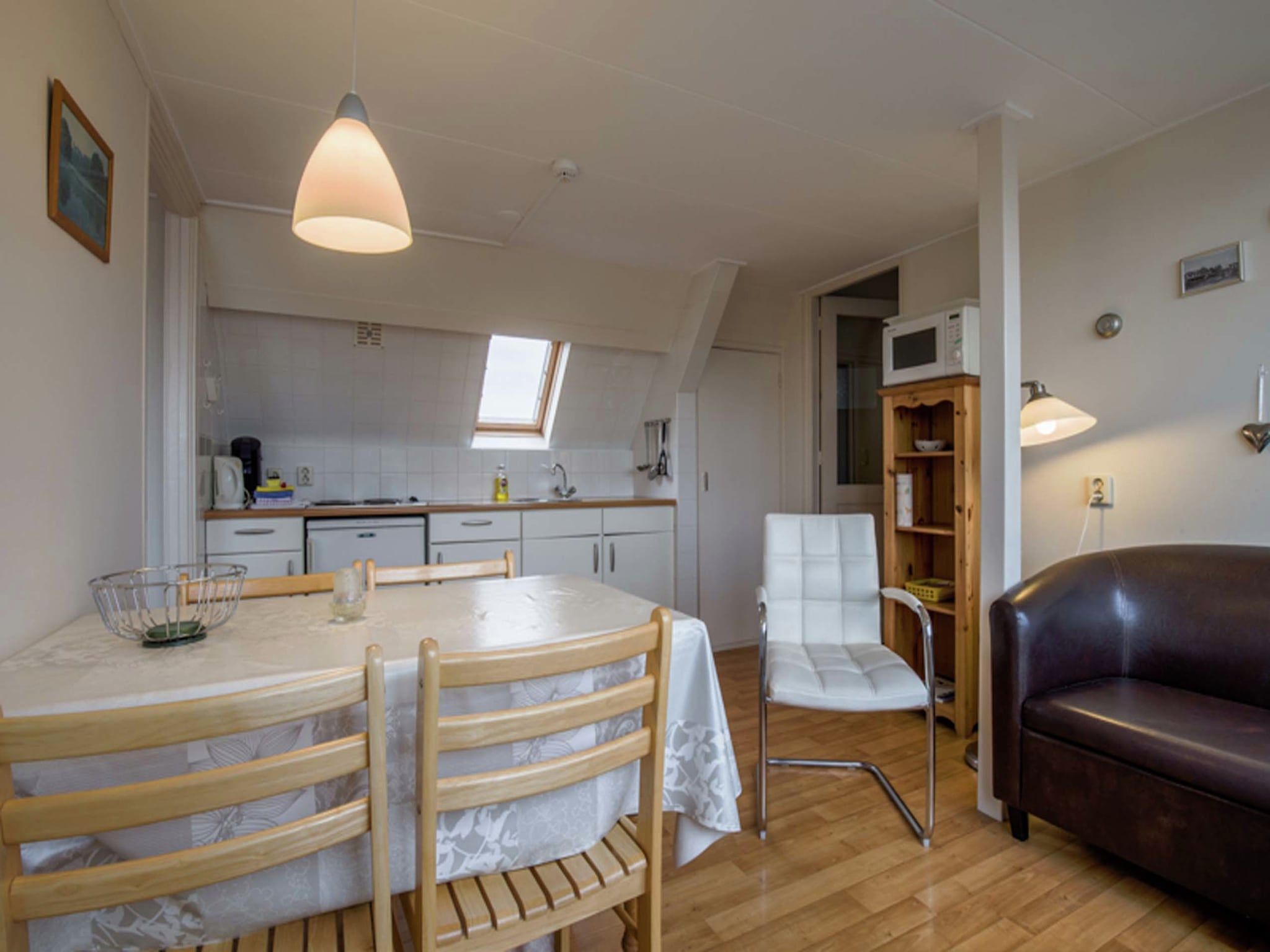 De eetkamer van Huize Glory Topaas in Bergen aan Zee