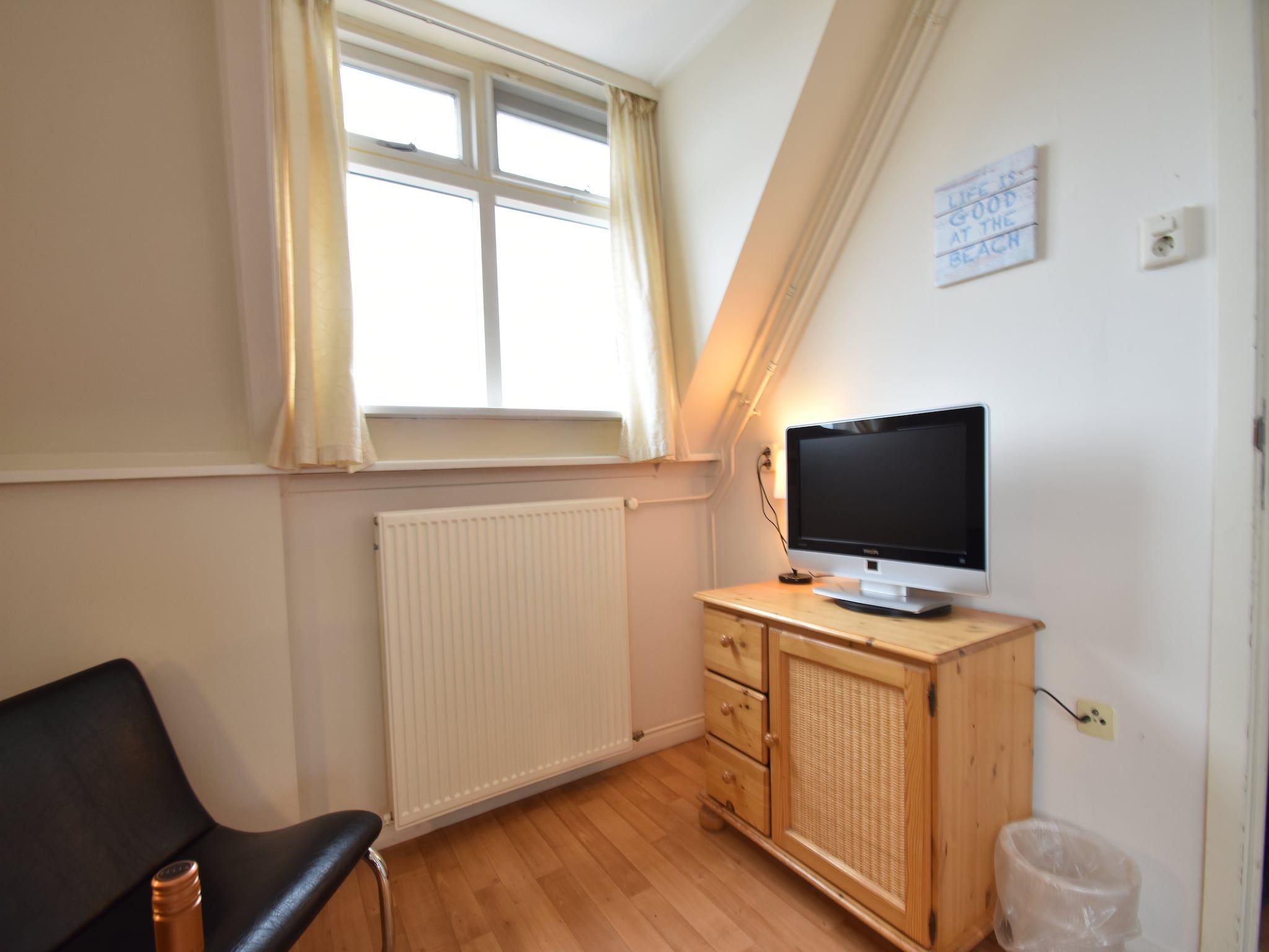 De woonkamer van Huize Glory Smaragd in Bergen aan Zee