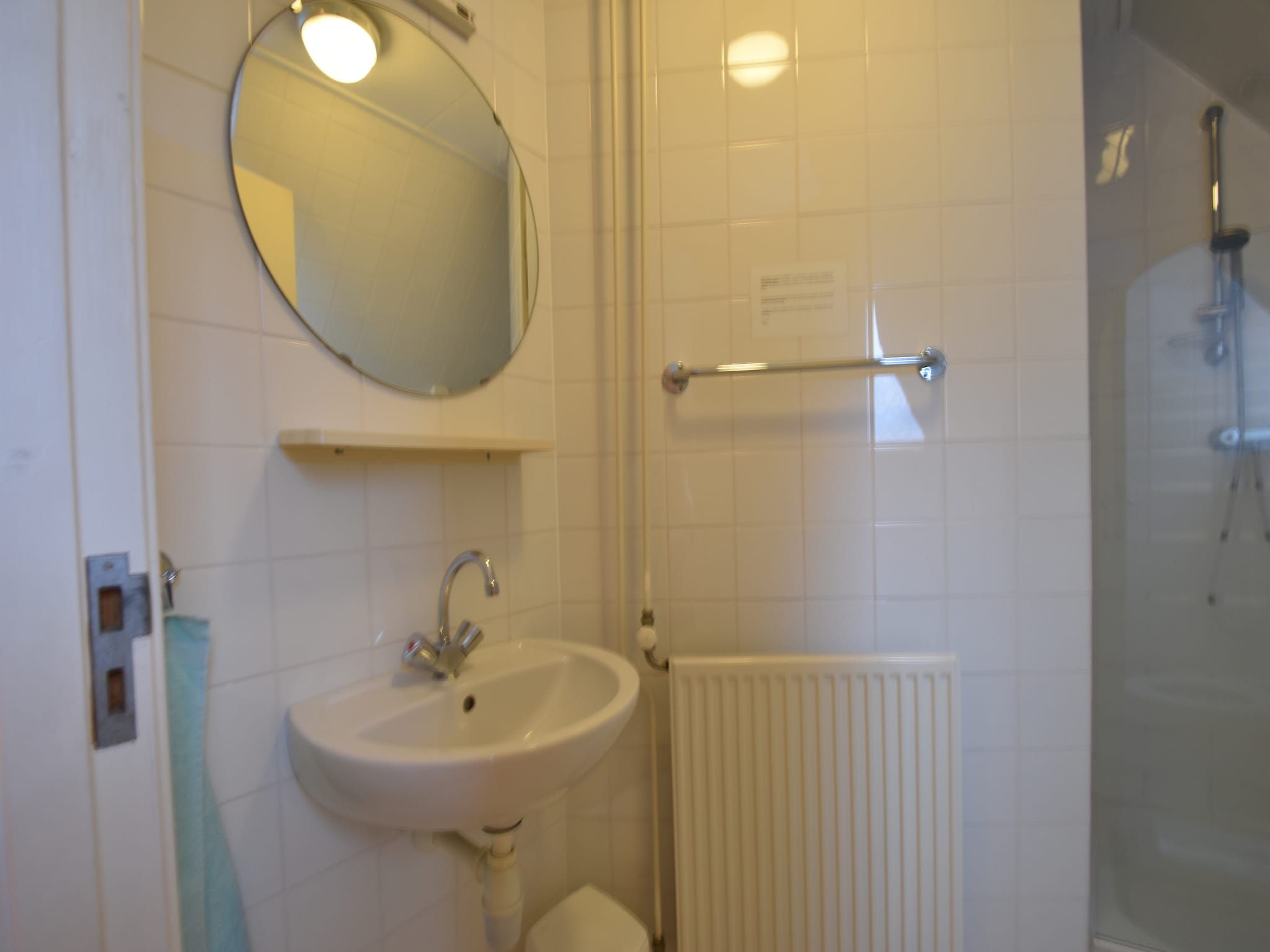 De badkamer van Huize Glory Smaragd in Bergen aan Zee