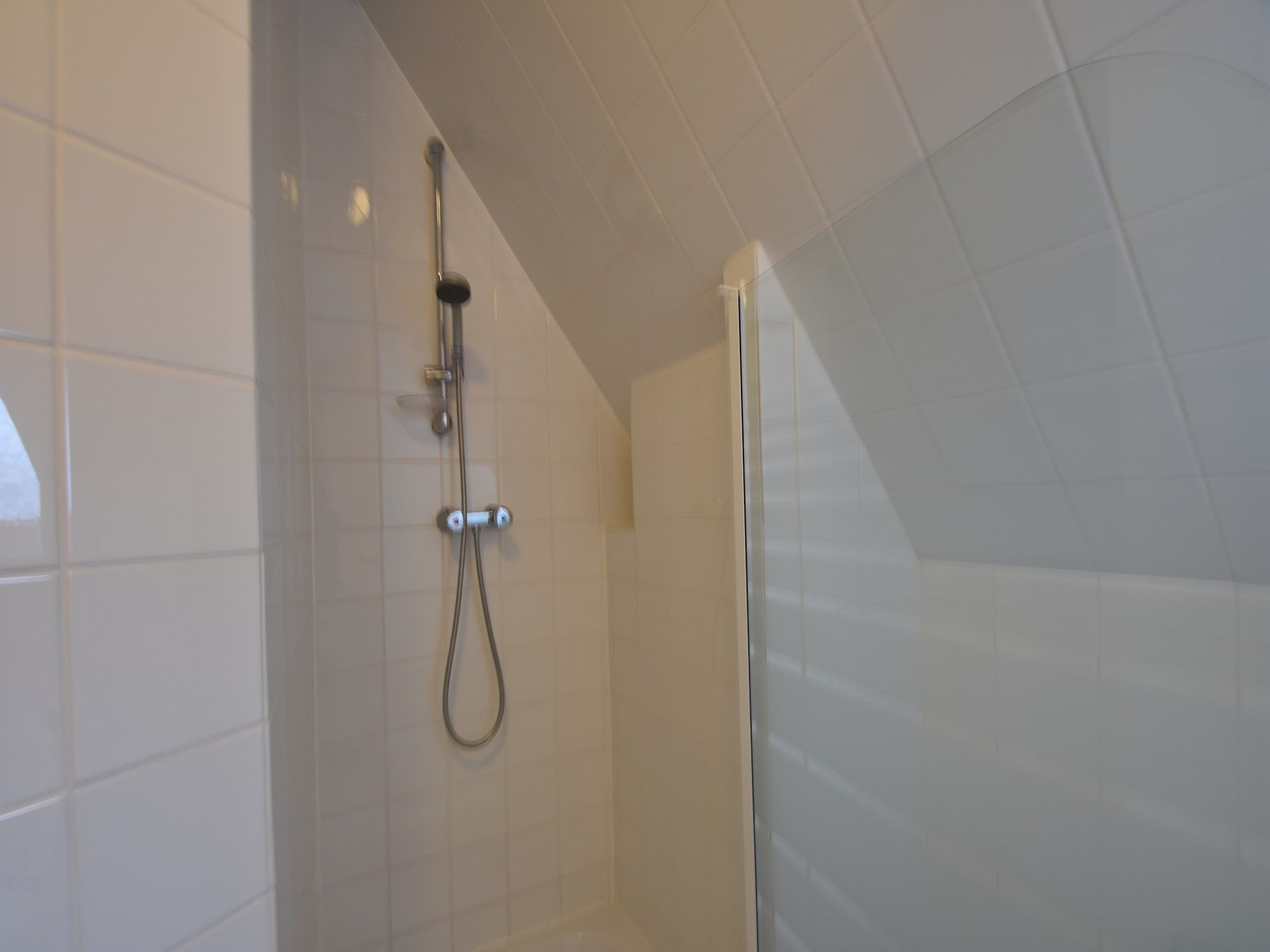 De badkamer van Huize Glory Smaragd in Bergen aan Zee