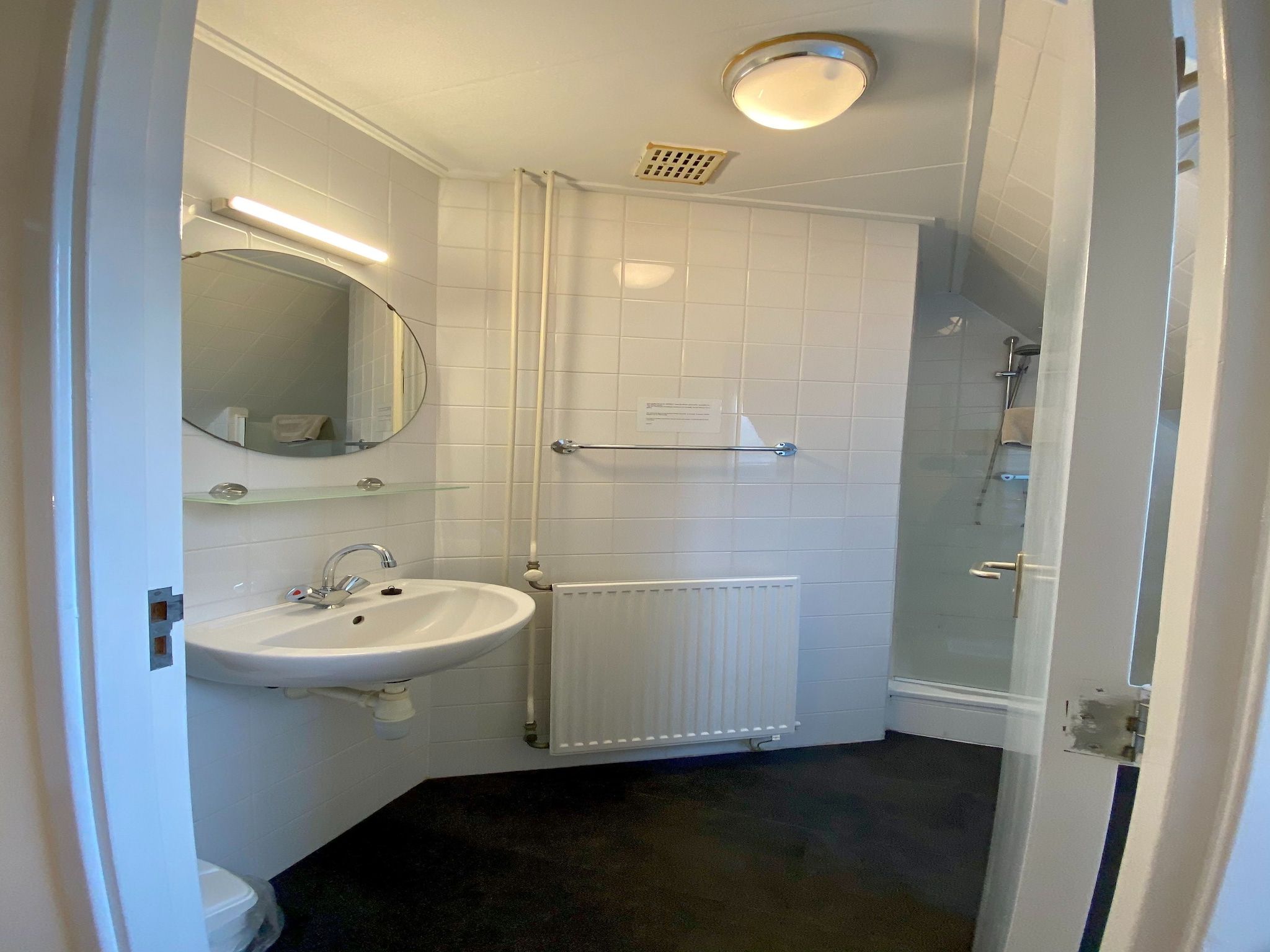 De badkamer van Huize Glory Smaragd in Bergen aan Zee