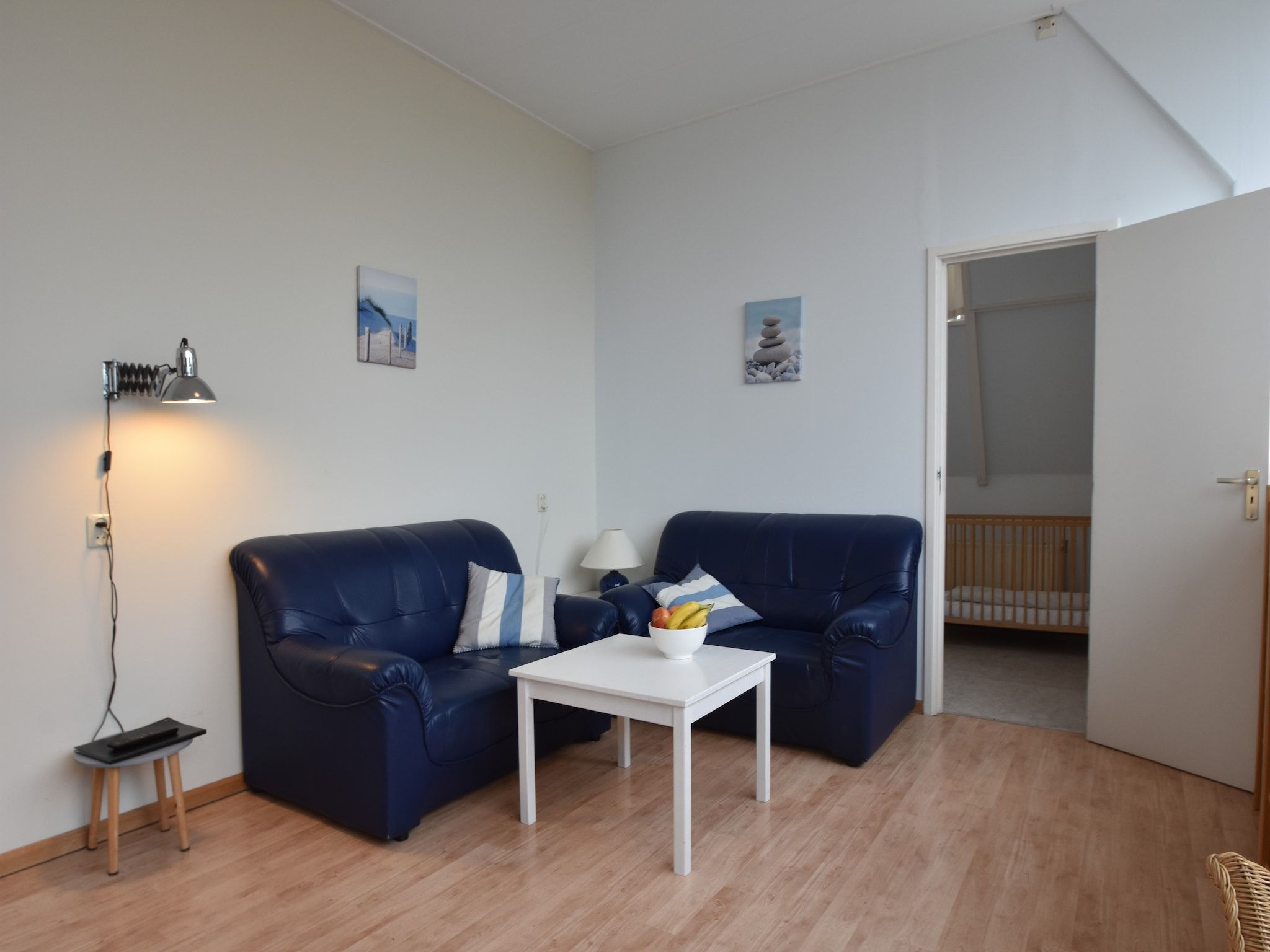 De woonkamer van Huize Glory Jade in Bergen aan zee