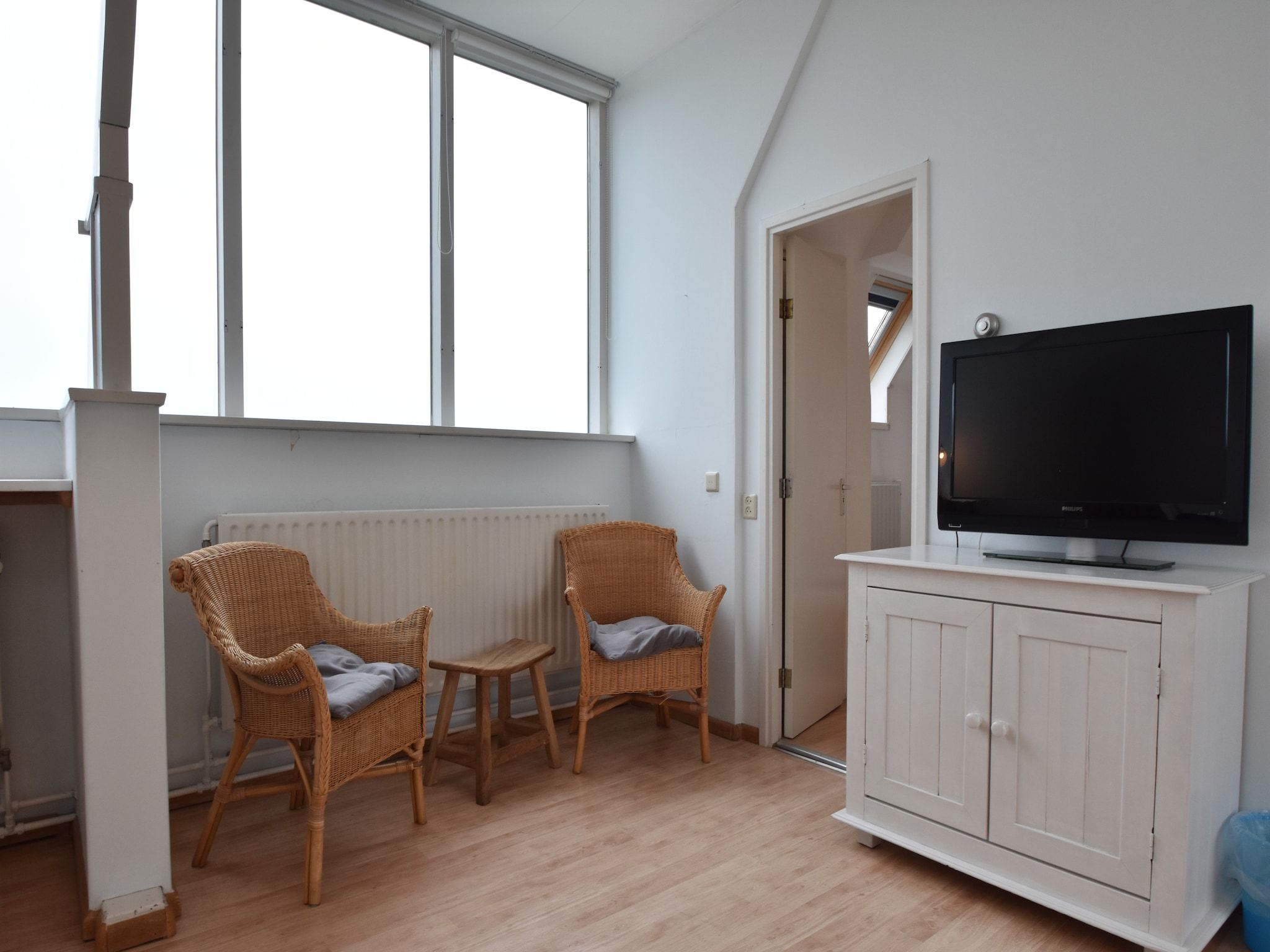 De woonkamer van Huize Glory Jade in Bergen aan zee