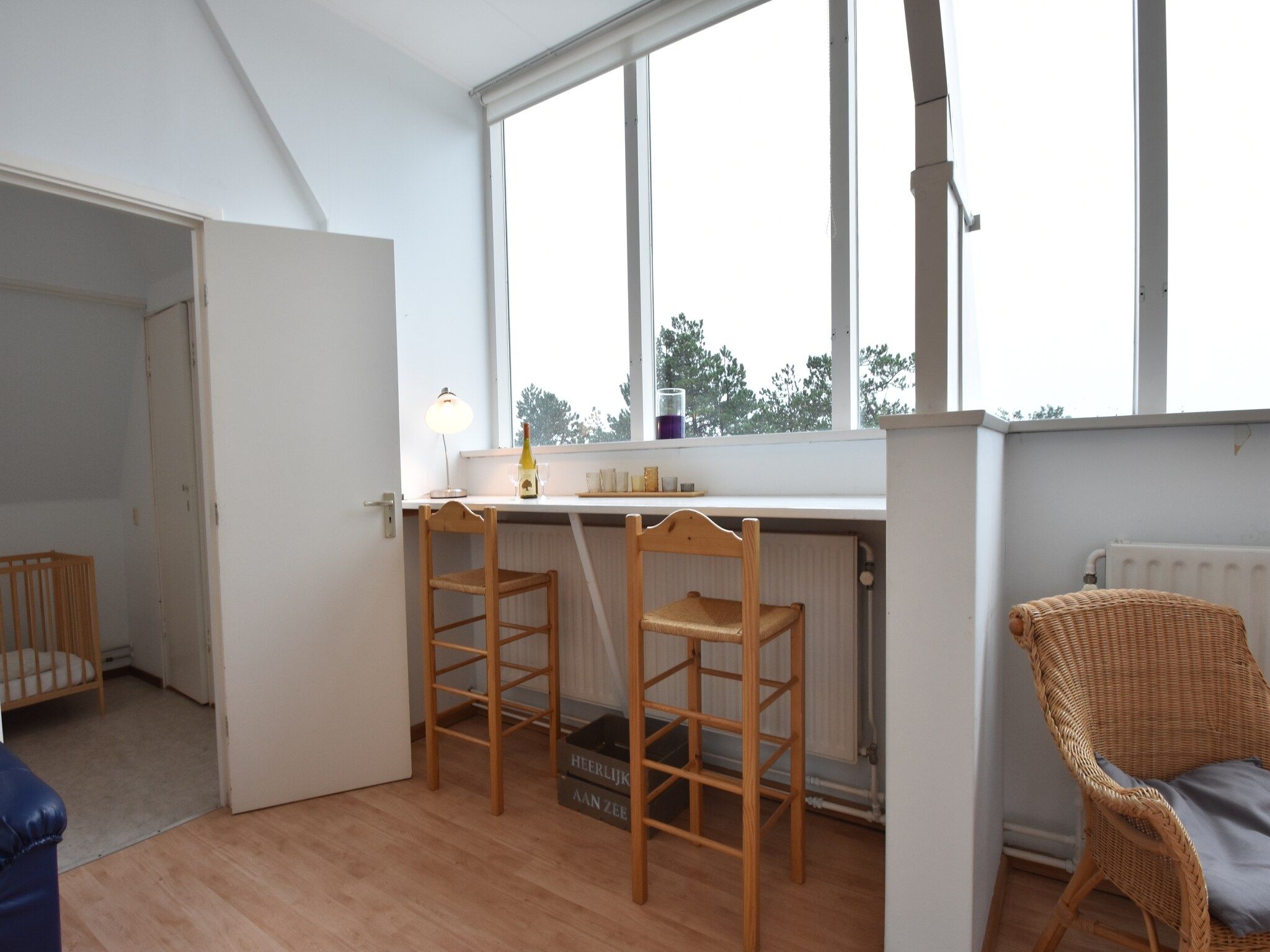 De woonkamer van Huize Glory Jade in Bergen aan zee