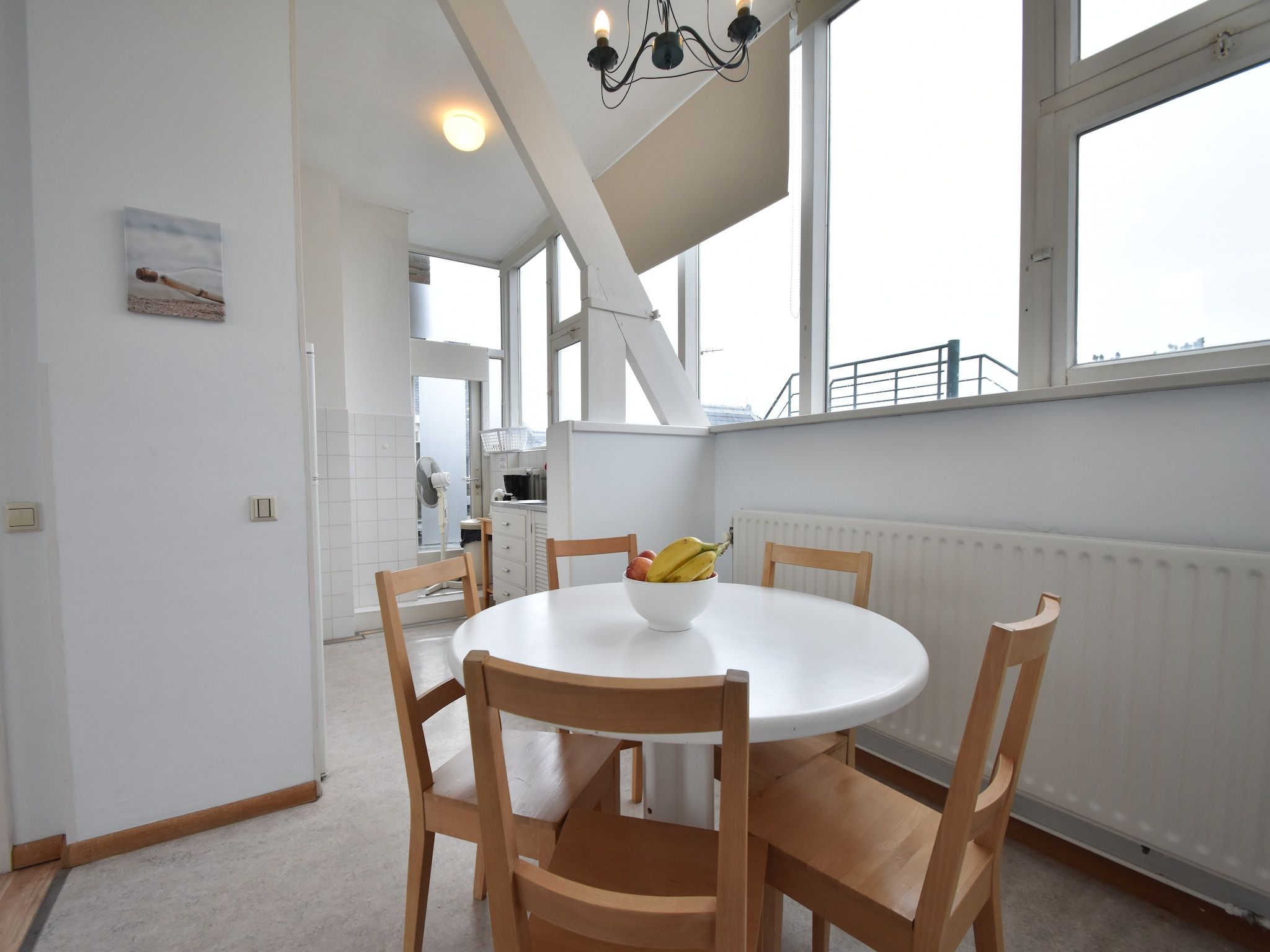 De eetkamer van Huize Glory Jade in Bergen aan zee