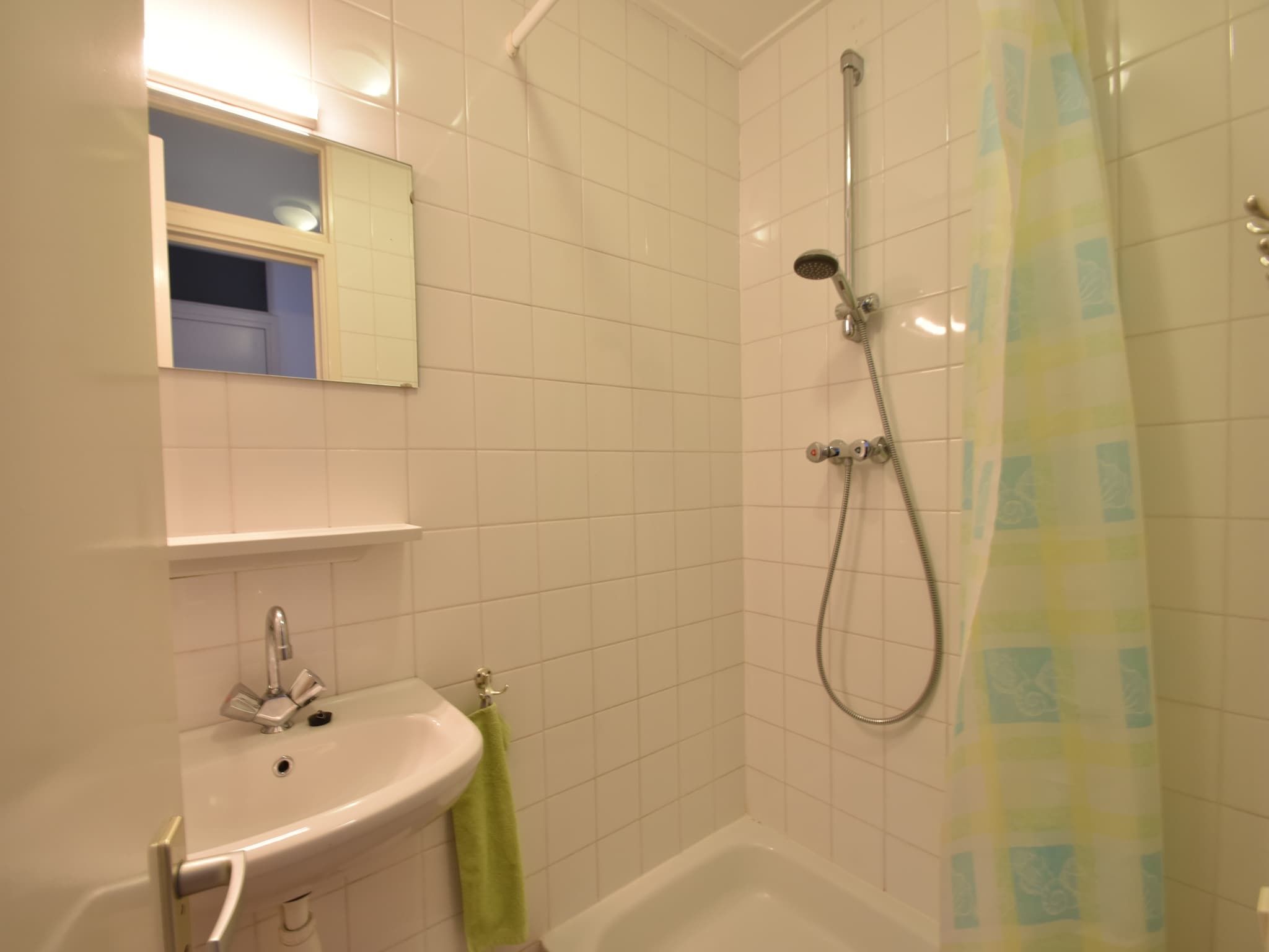 De badkamer van Huize Glory Jade in Bergen aan zee