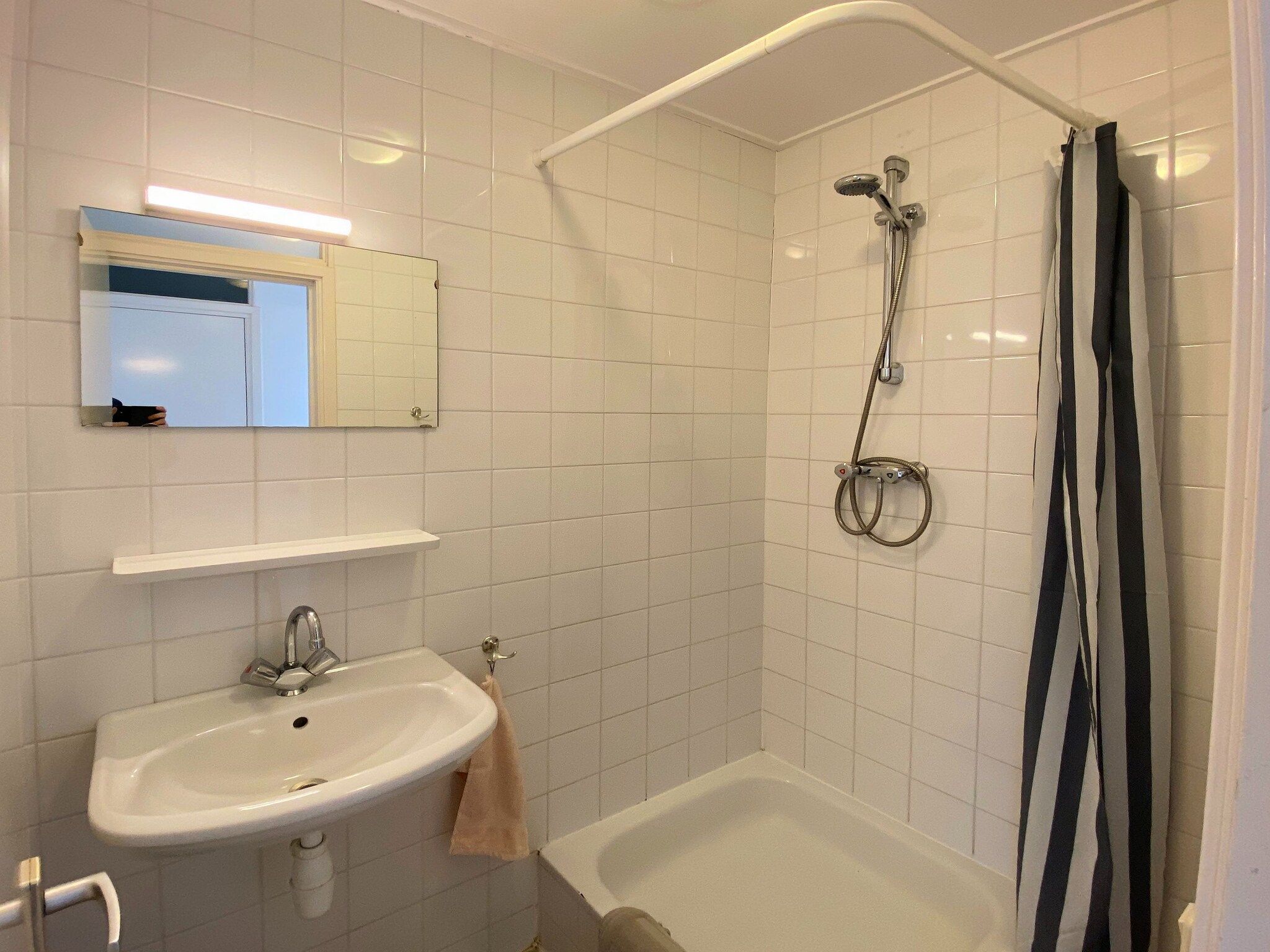 De badkamer van Huize Glory Jade in Bergen aan zee