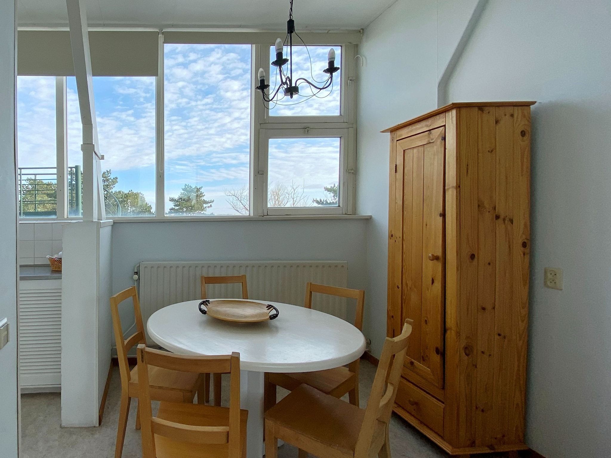 De eetkamer van Huize Glory Jade in Bergen aan zee
