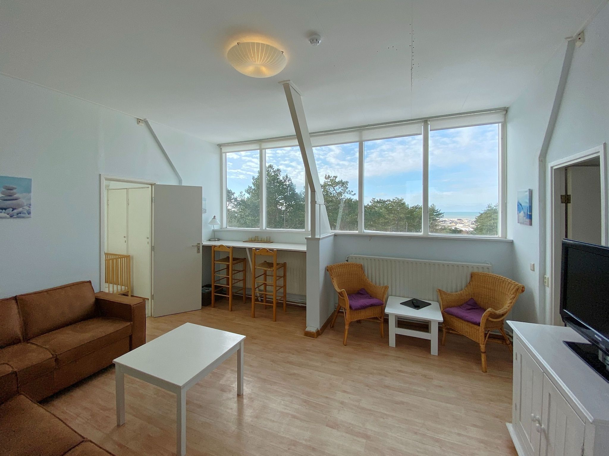 De woonkamer van Huize Glory Jade in Bergen aan zee