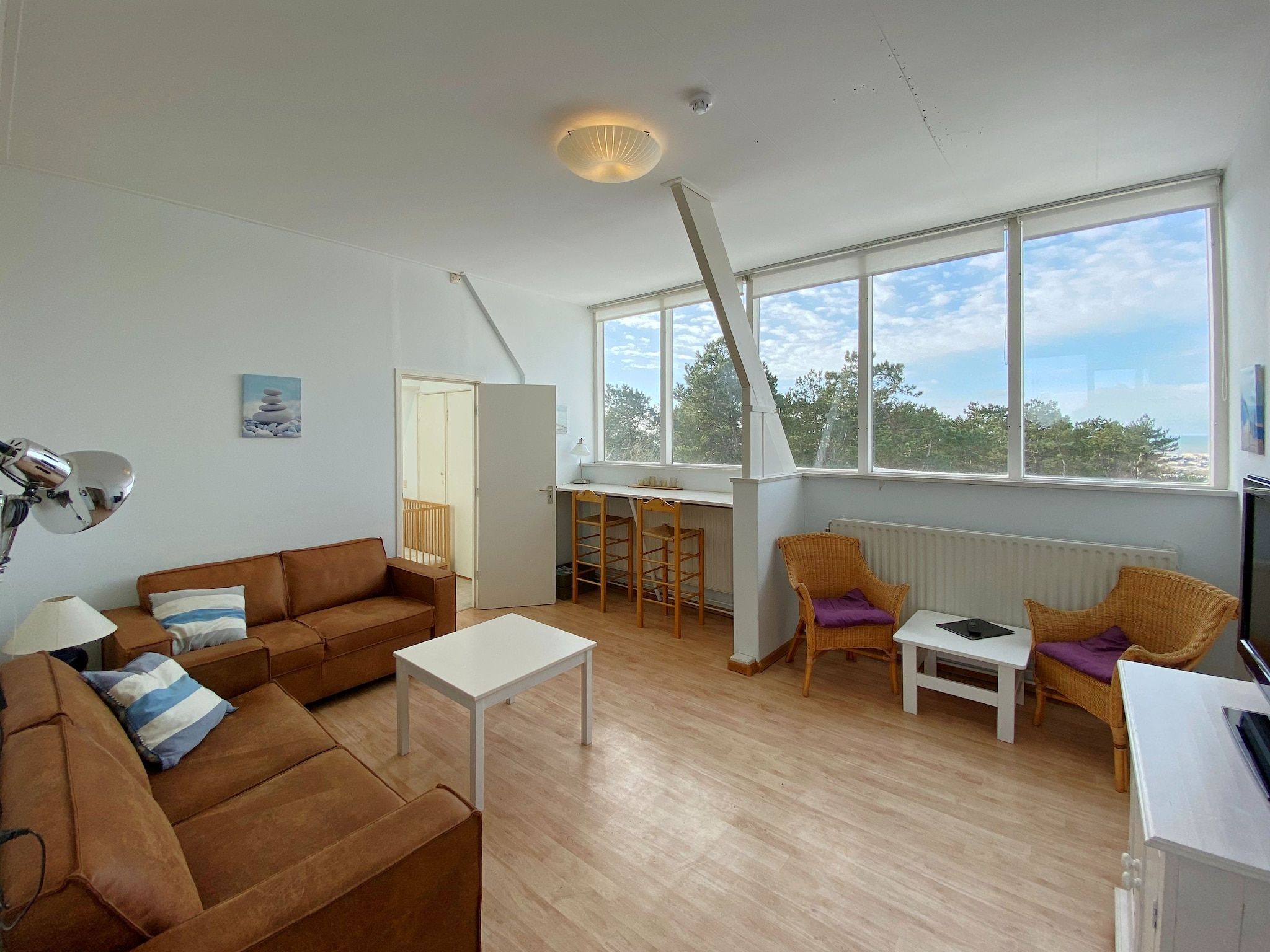 De woonkamer van Huize Glory Jade in Bergen aan zee