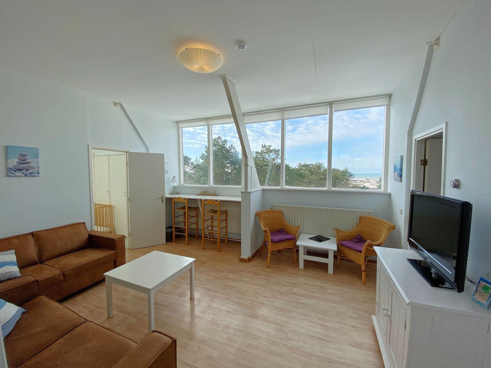 De woonkamer van Huize Glory Jade in Bergen aan zee