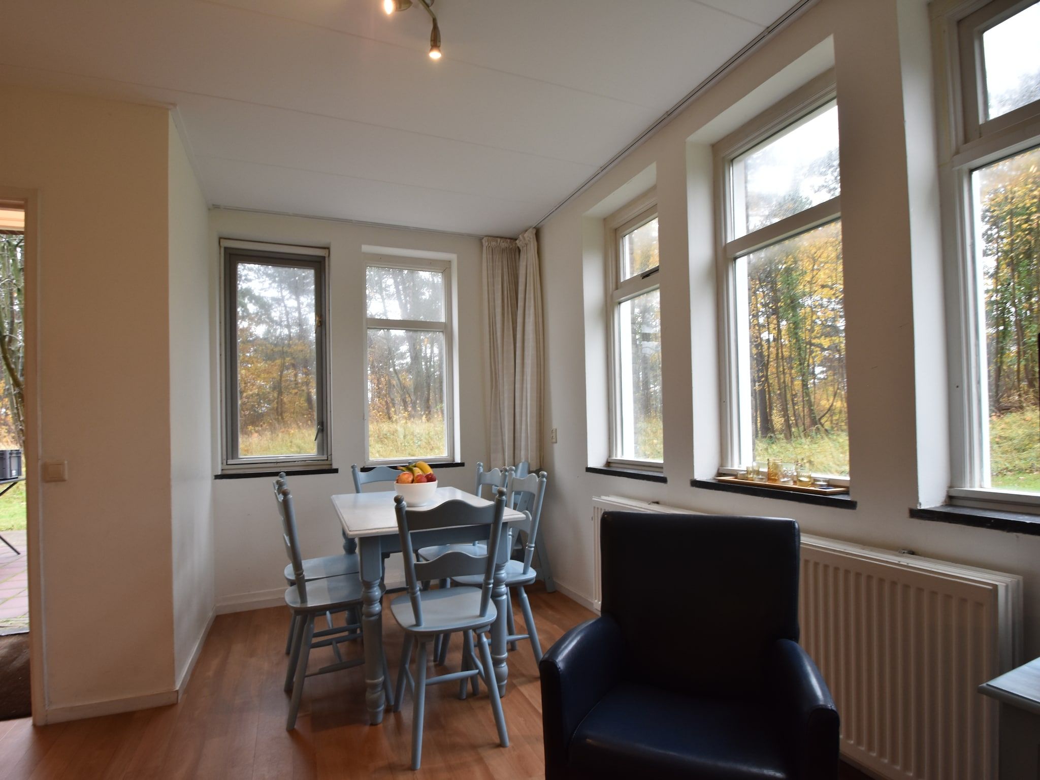 De woonkamer van Huize Glory Robijn in Bergen aan zee