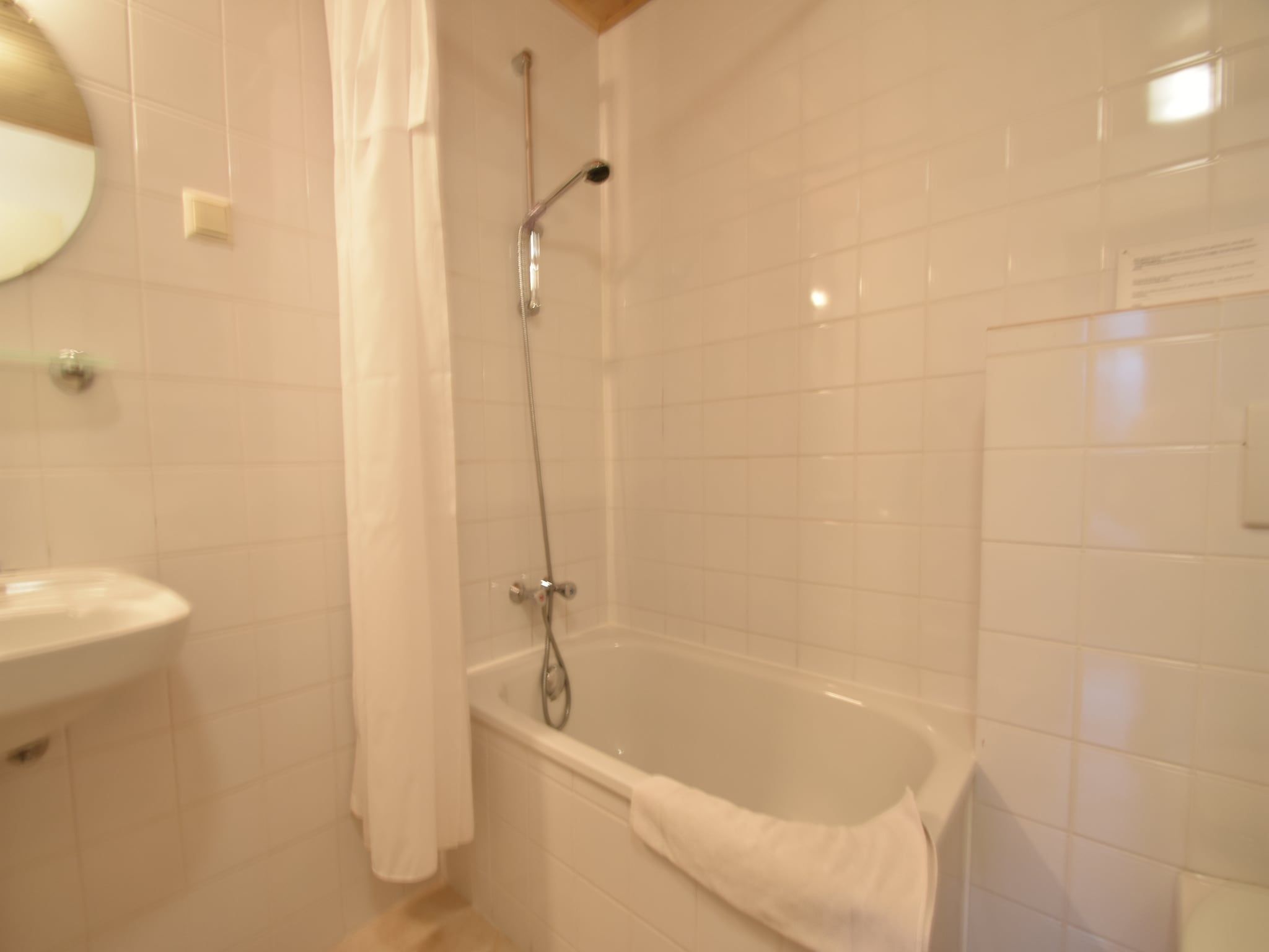 De badkamer van Huize Glory Robijn in Bergen aan zee
