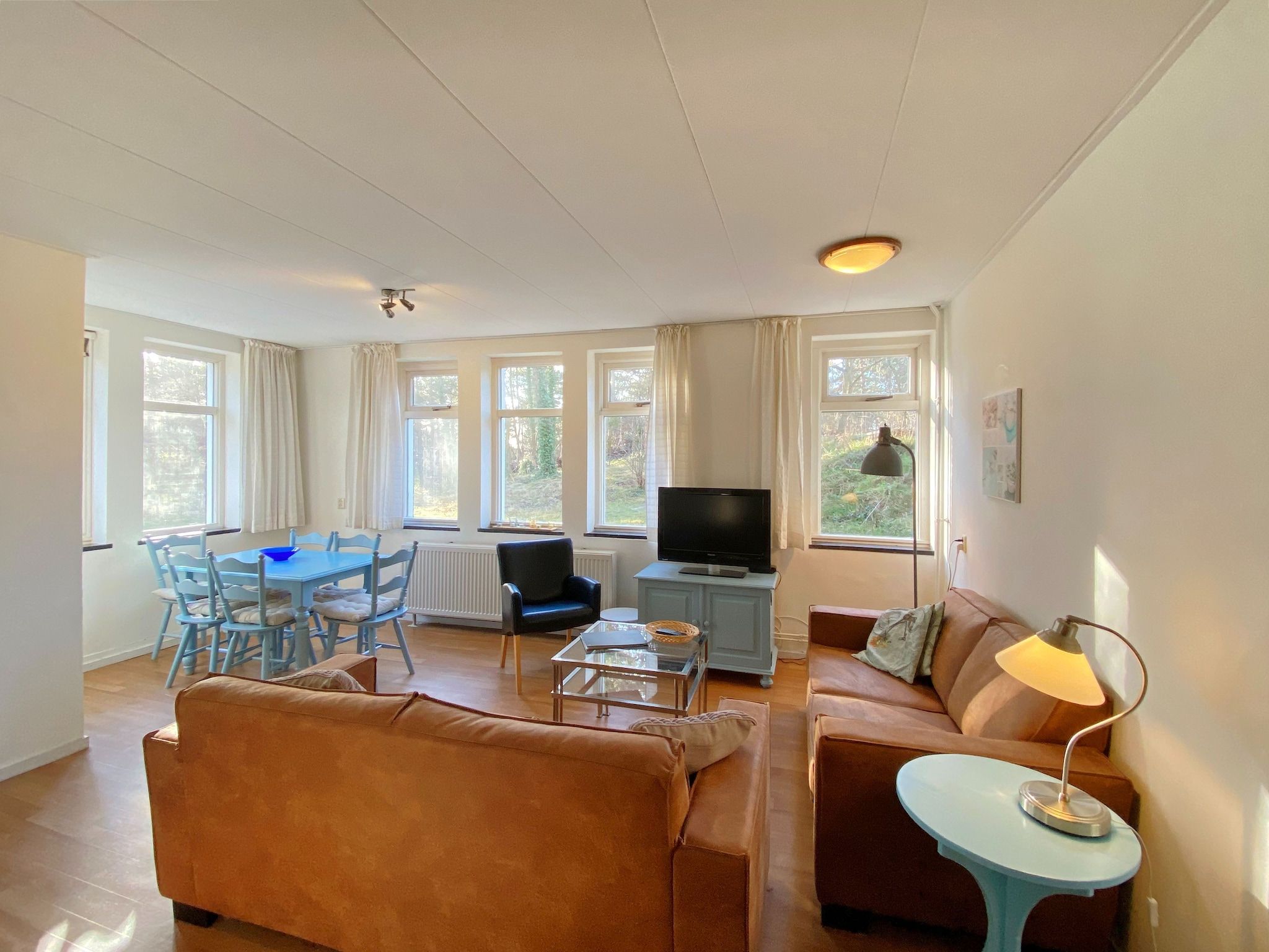 De woonkamer van Huize Glory Robijn in Bergen aan zee