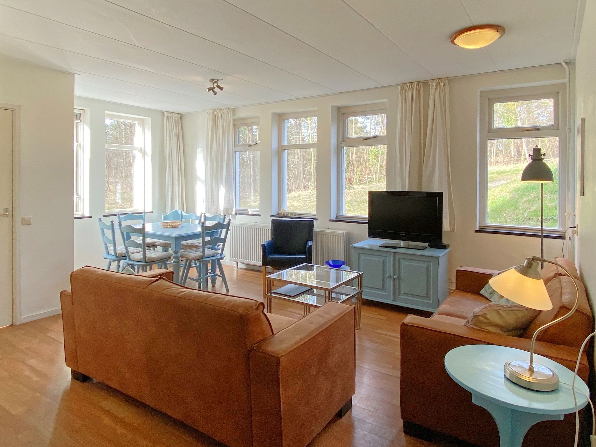 De woonkamer van Huize Glory Robijn in Bergen aan zee