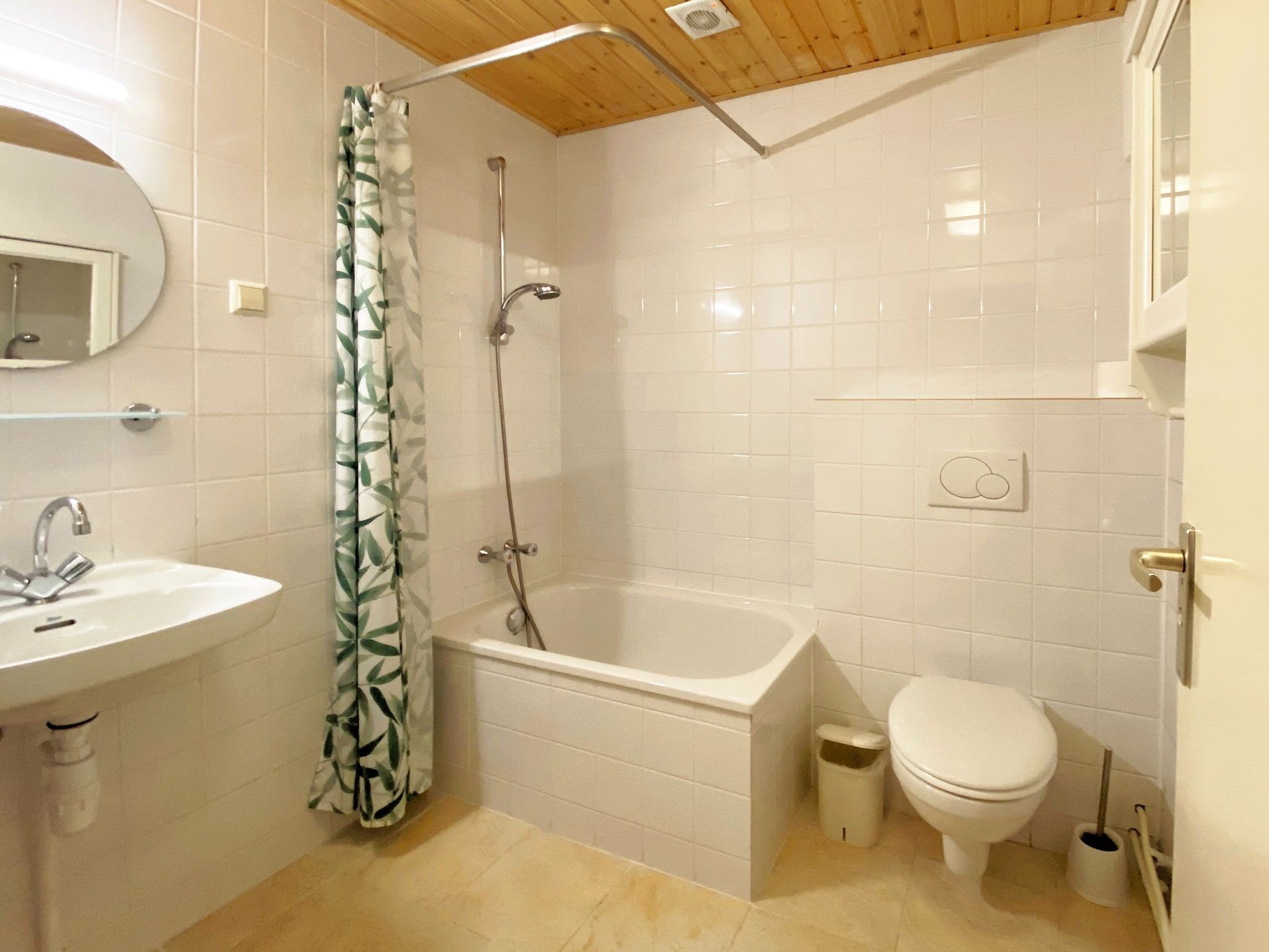 De badkamer van Huize Glory Robijn in Bergen aan zee