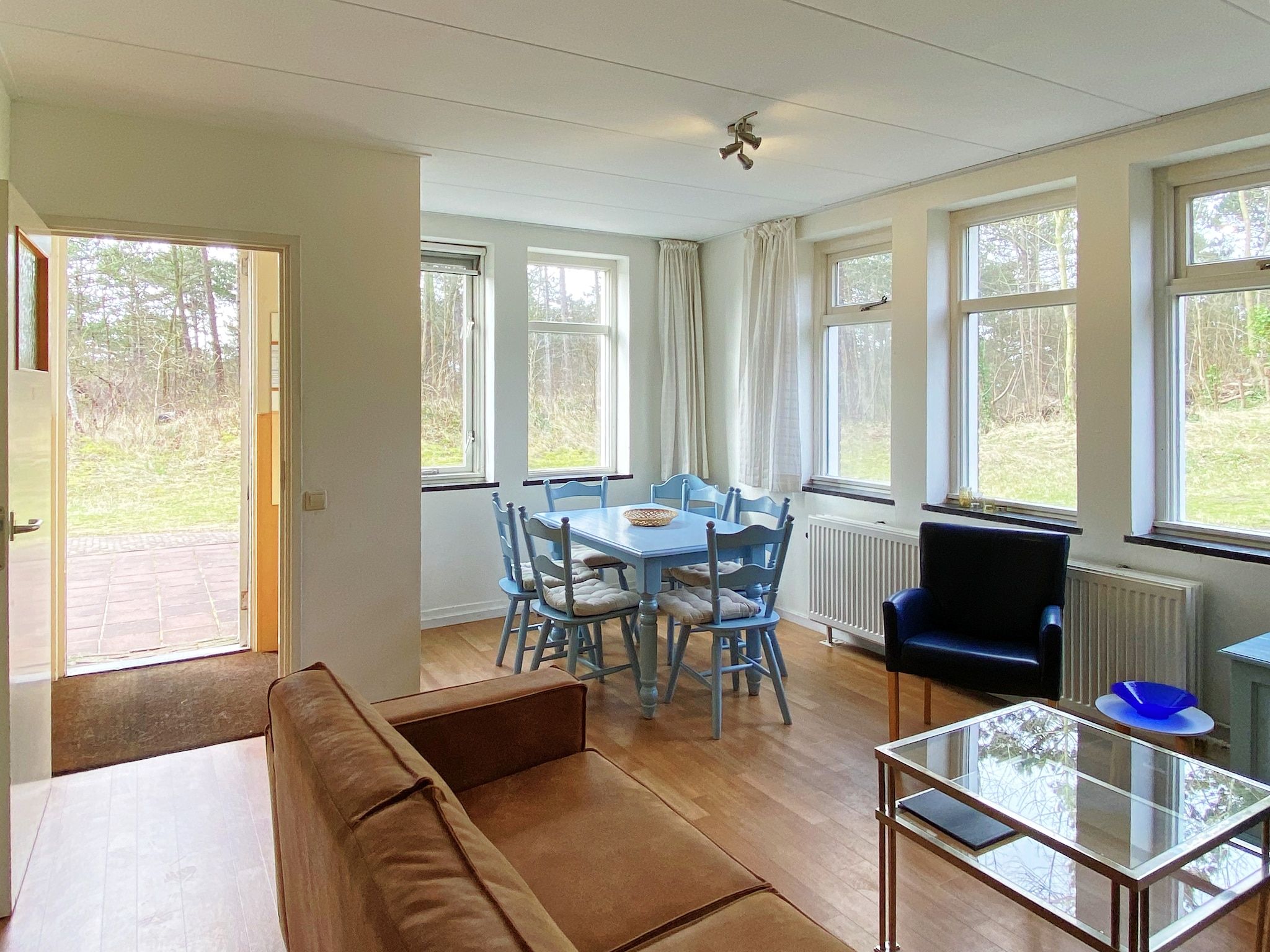 De woonkamer van Huize Glory Robijn in Bergen aan zee