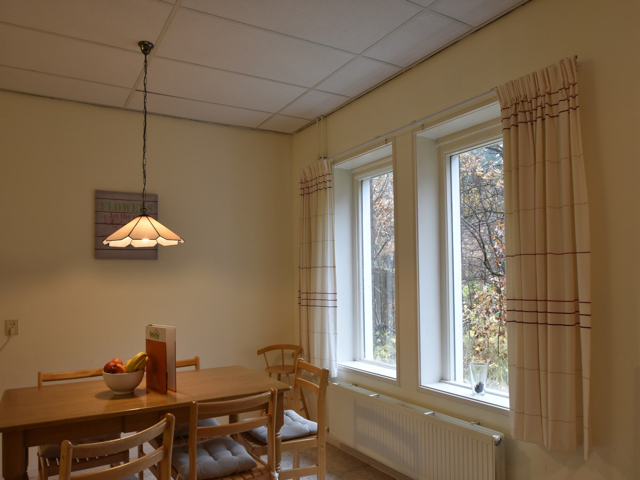 De eetkamer van Huize Glory Granaat in Bergen aan zee