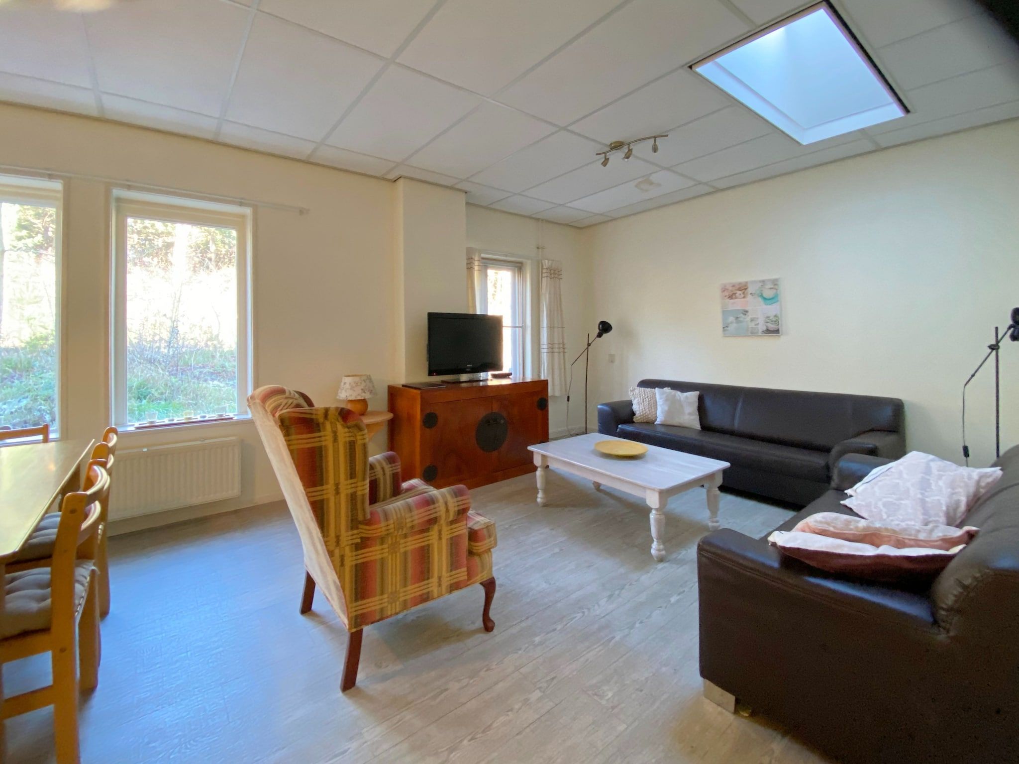 De woonkamer van Huize Glory Granaat in Bergen aan zee