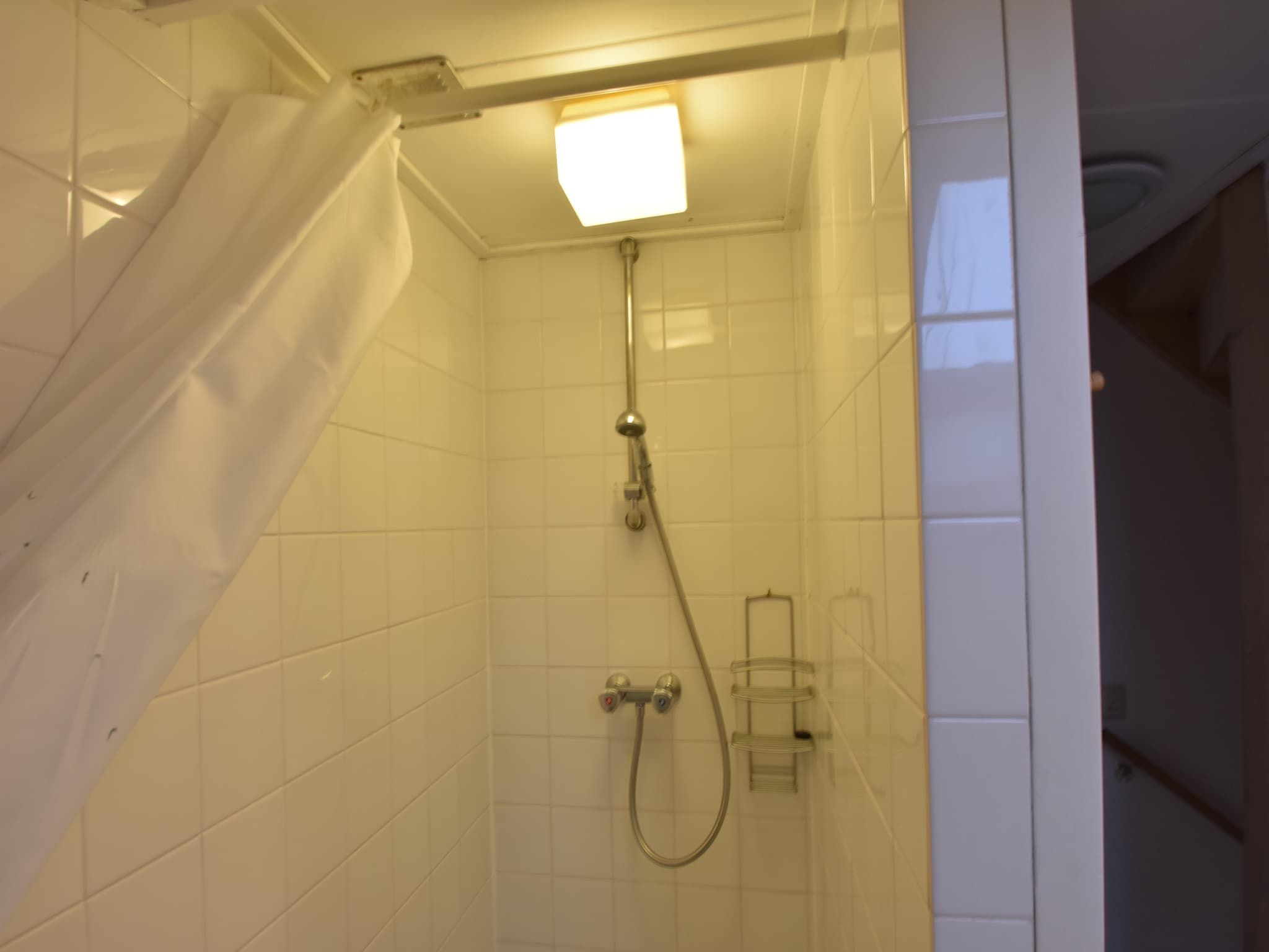 De badkamer van Huize Glory Saffier in Bergen aan zee