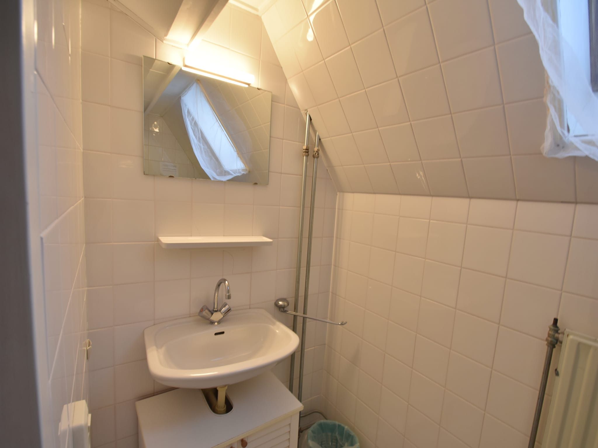 De badkamer van Huize Glory Saffier in Bergen aan zee