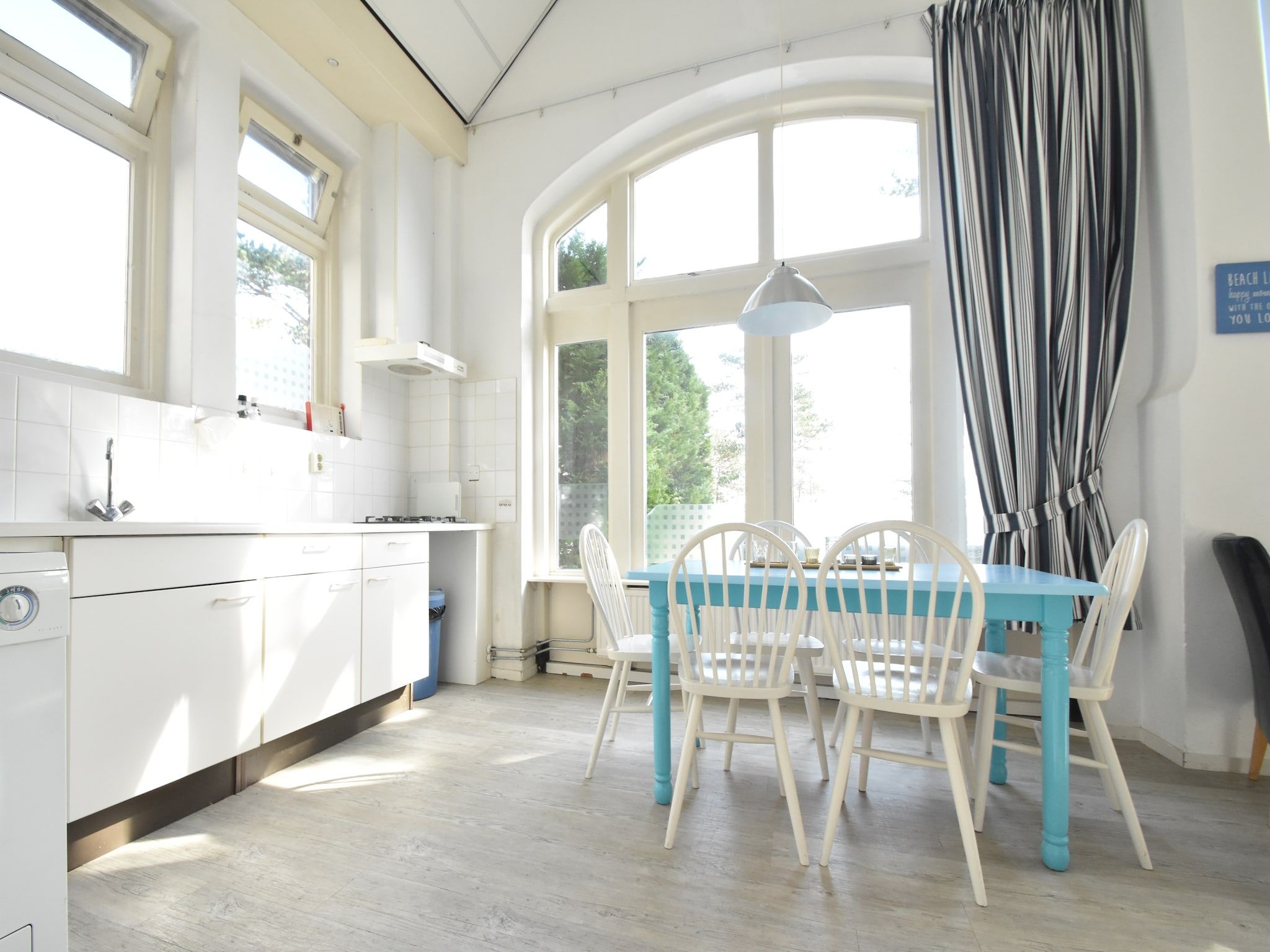 De eetkamer van Huize Glory Saffier in Bergen aan zee