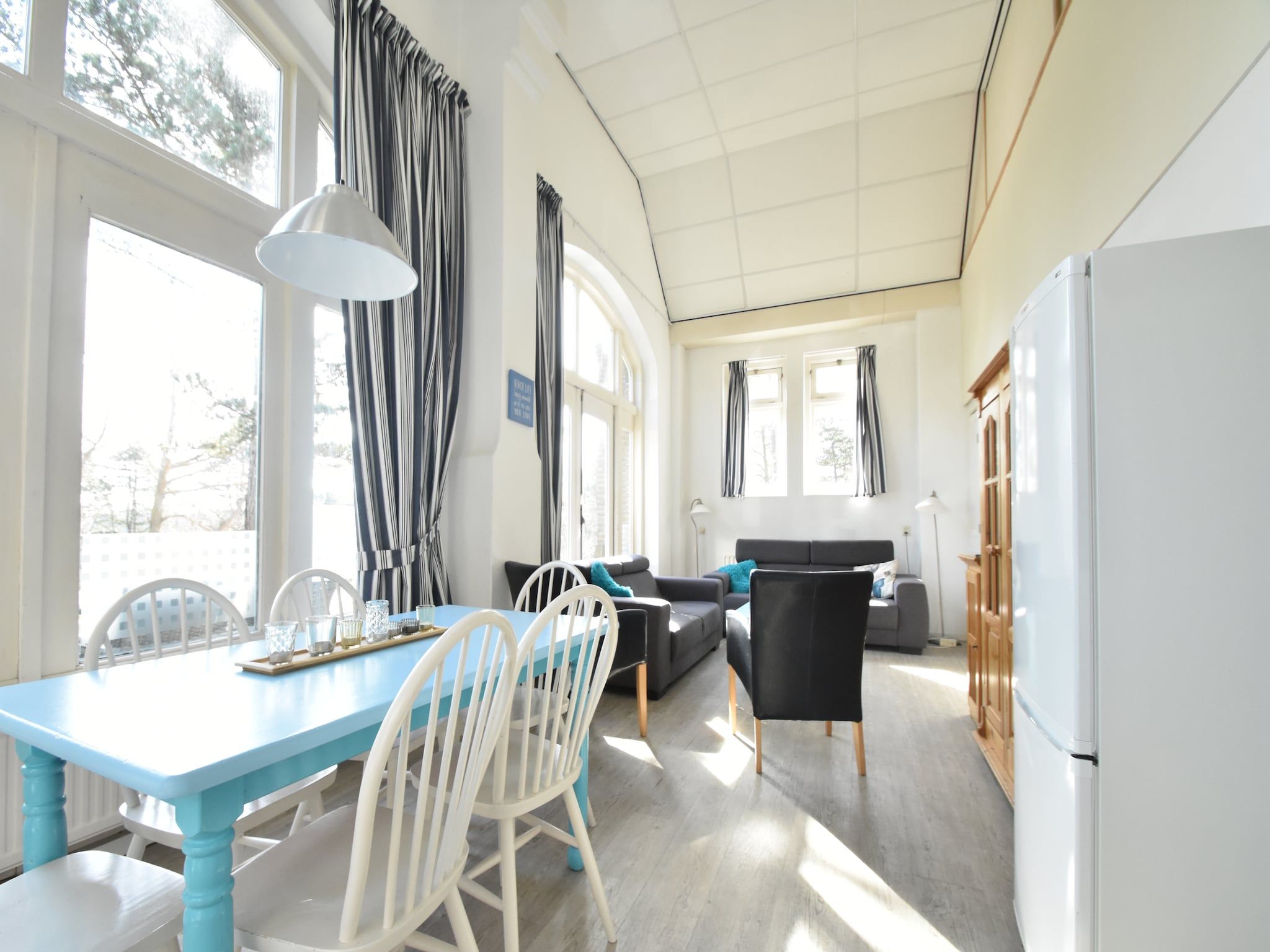 De eetkamer van Huize Glory Saffier in Bergen aan zee