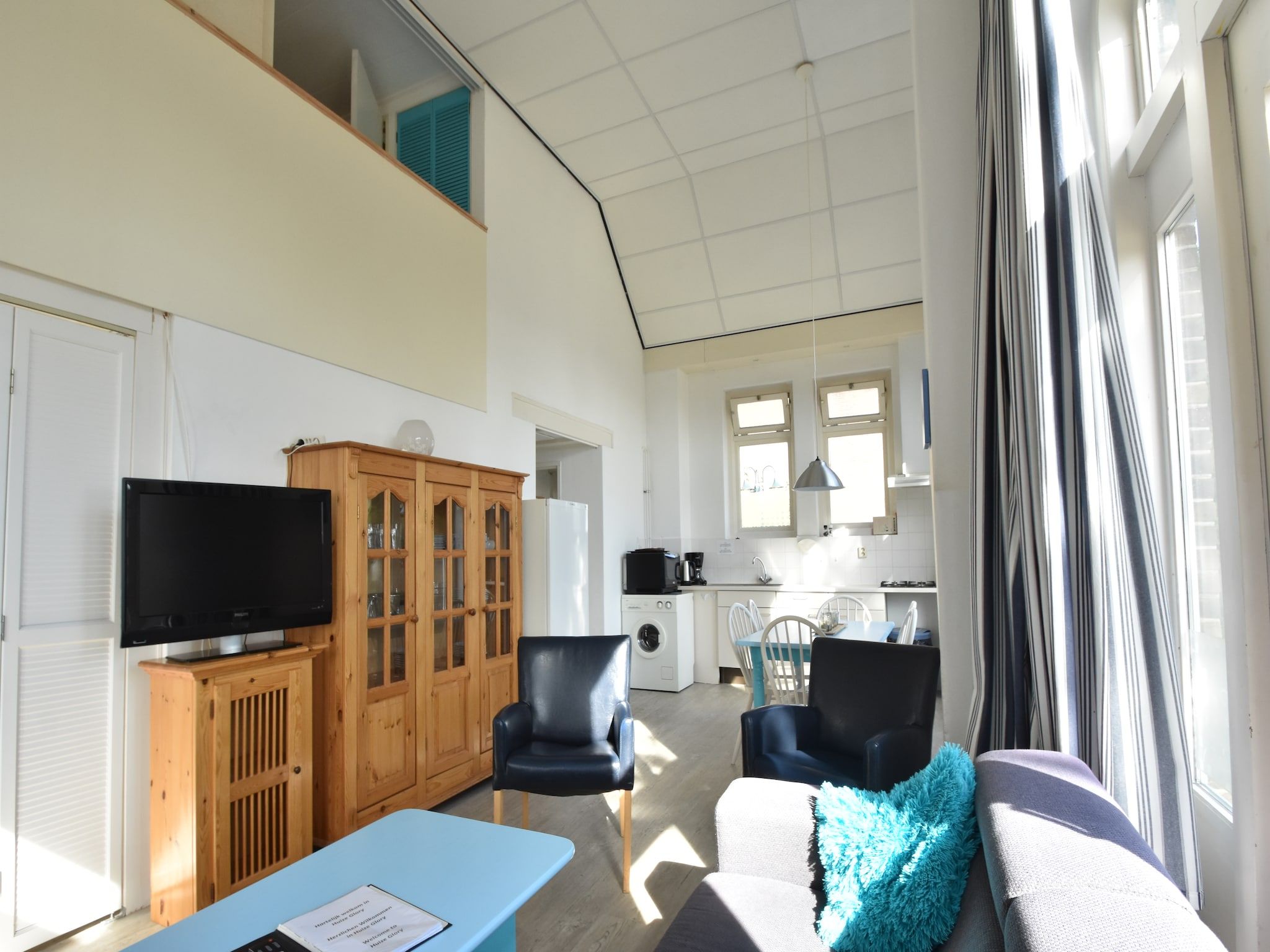 De woonkamer van Huize Glory Saffier in Bergen aan zee