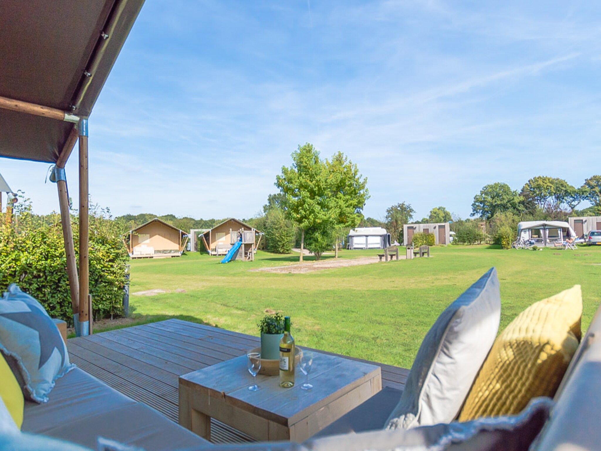 Het terras van Recreatiepark de Boshoek 2 in Voorthuizen