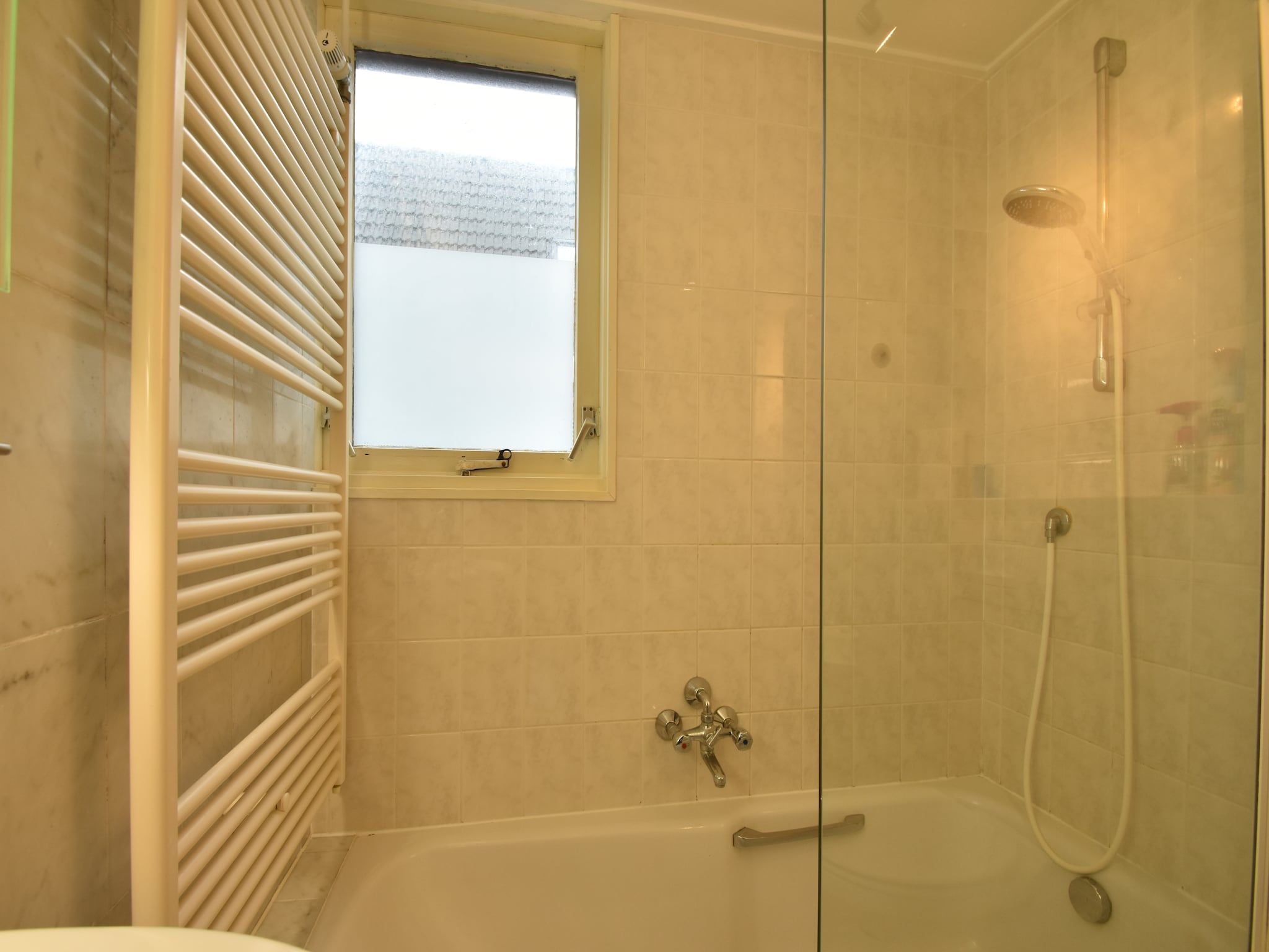 De badkamer van Bergens Roodborstje in Bergen