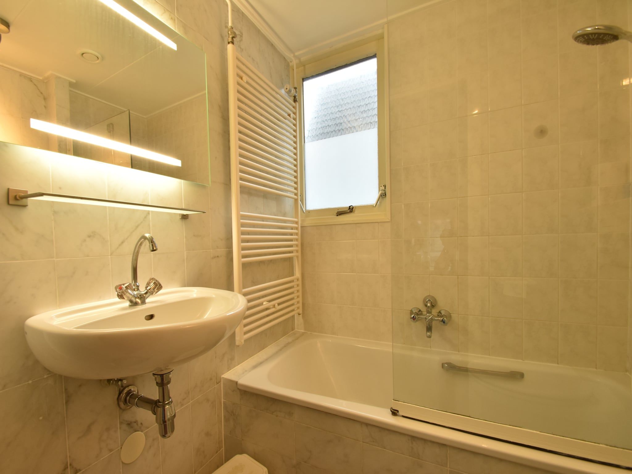 De badkamer van Bergens Roodborstje in Bergen