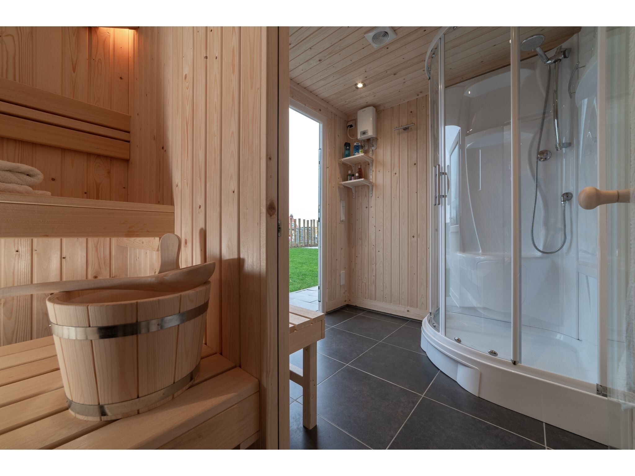 Wellness bij 8 pers met jacuzzi in Colijnsplaat