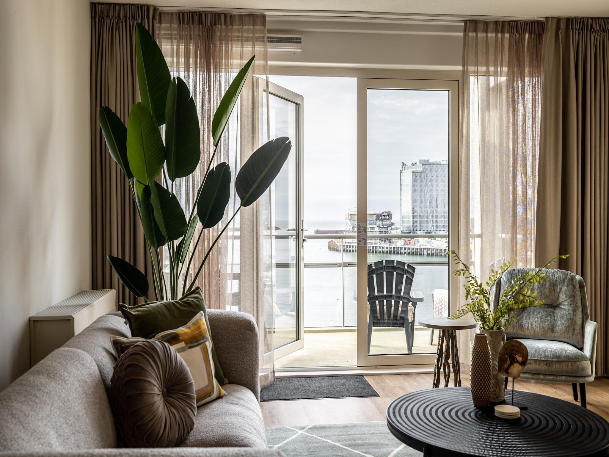 De woonkamer van Scheveningen Harbour 50B in Scheveningen