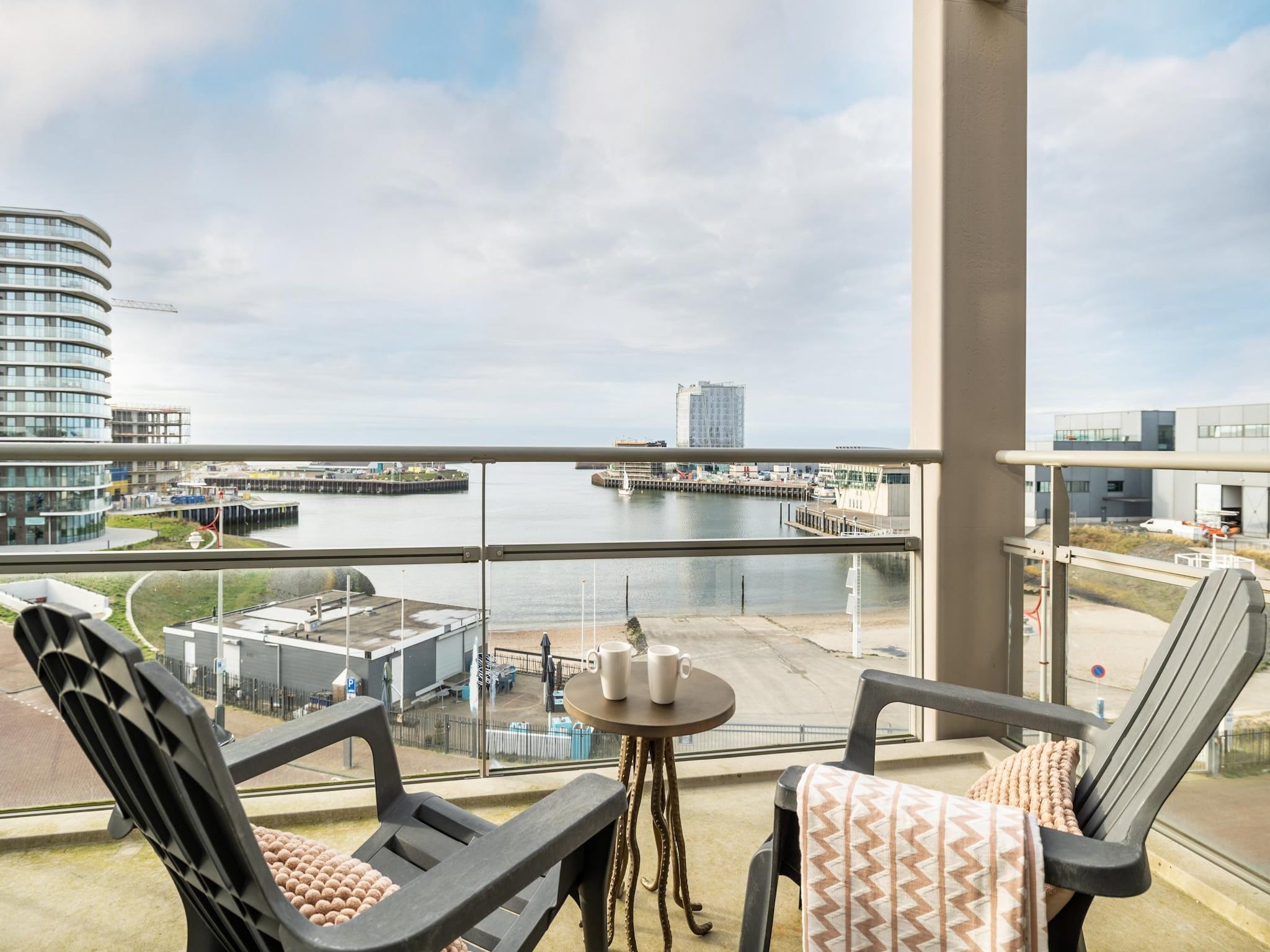Het terras van Scheveningen Harbour 50B in Scheveningen