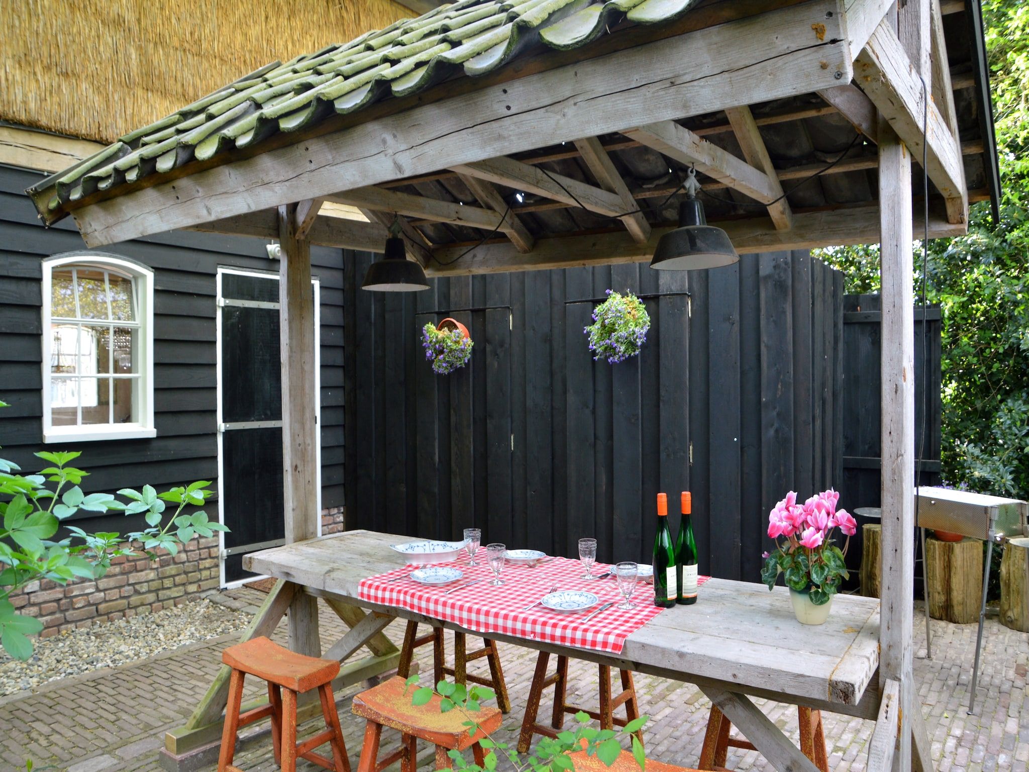 Het terras van Guesthouse The Old Cottage in Volkel