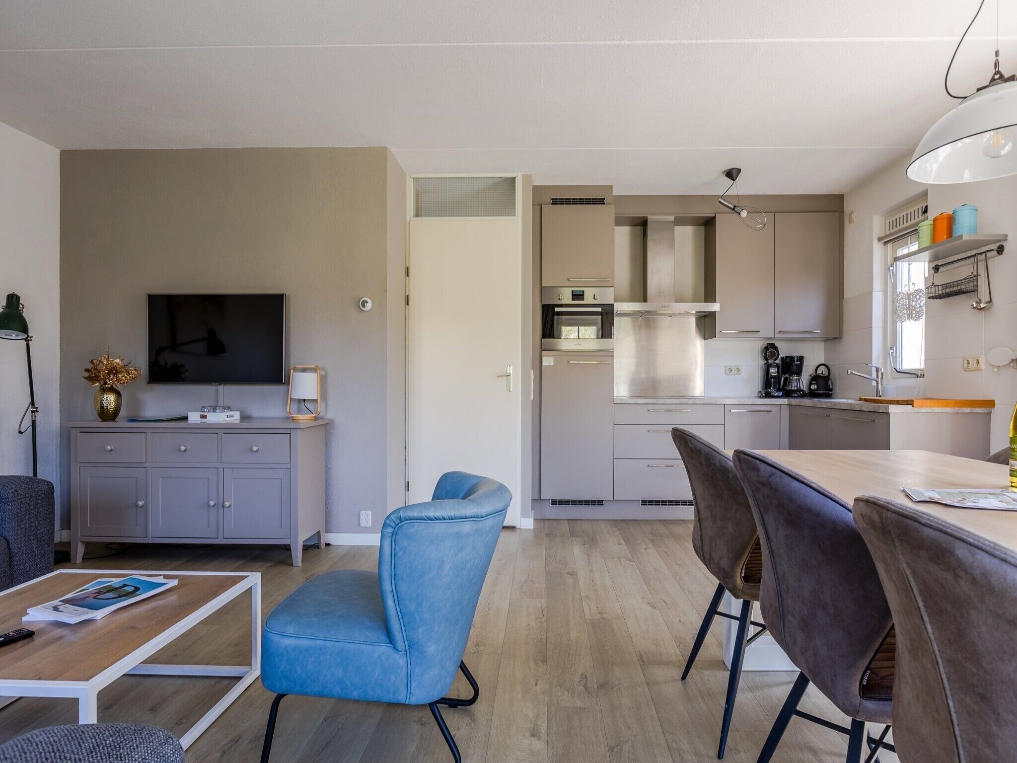 De eetkamer van Buitenhof Domburg 12 in Domburg