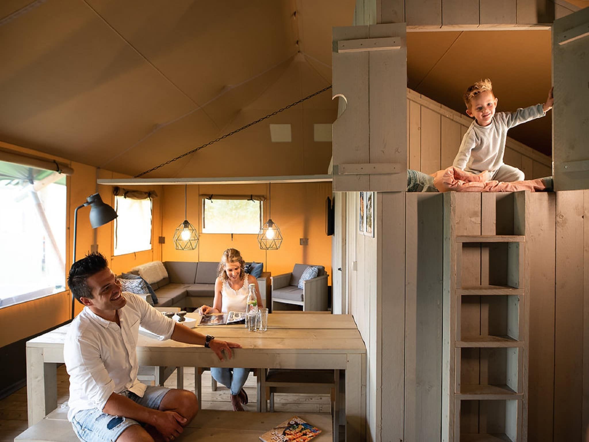 De woonkamer van Recreatiepark de Boshoek 19 in Voorthuizen