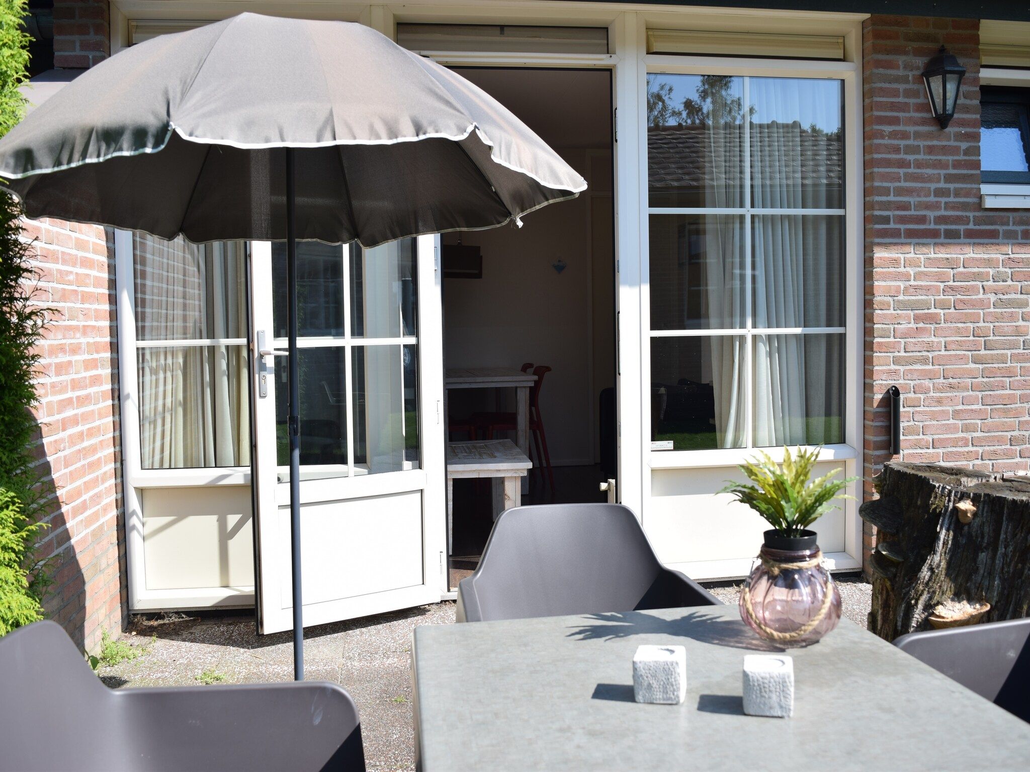 Het terras van Recreatiepark de Boshoek 10 in Voorthuizen