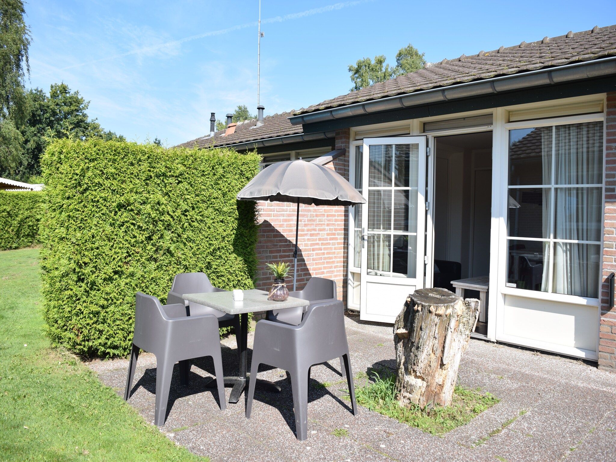 Het terras van Recreatiepark de Boshoek 10 in Voorthuizen