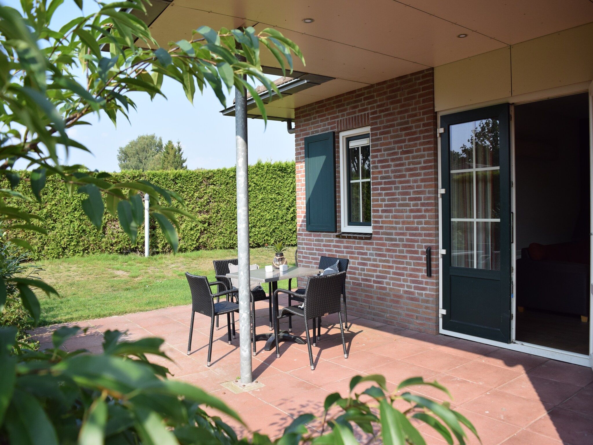 Het terras van Recreatiepark de Boshoek 14 in Voorthuizen